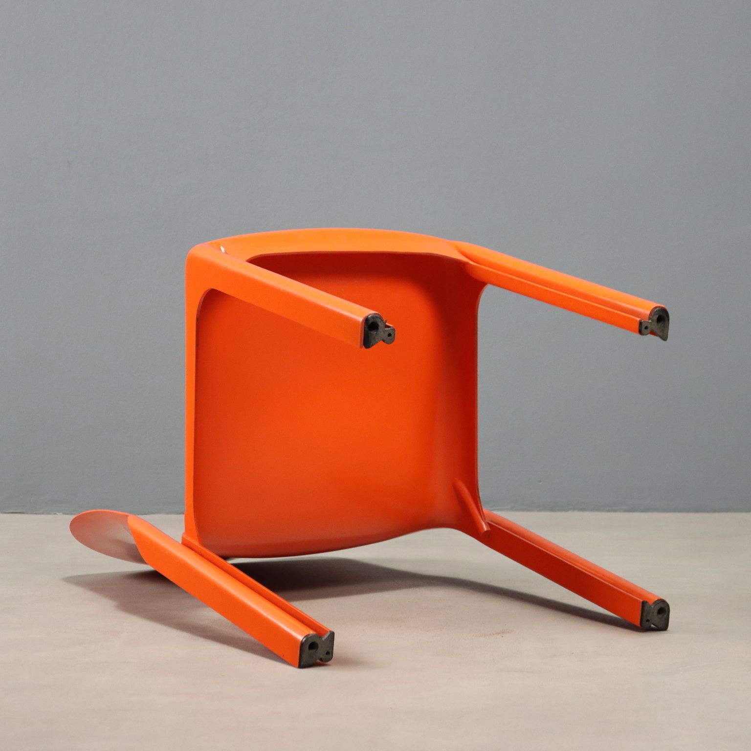 photo furniture Artemide Selene Chair Vintage Design Vico Magistretti 1960s