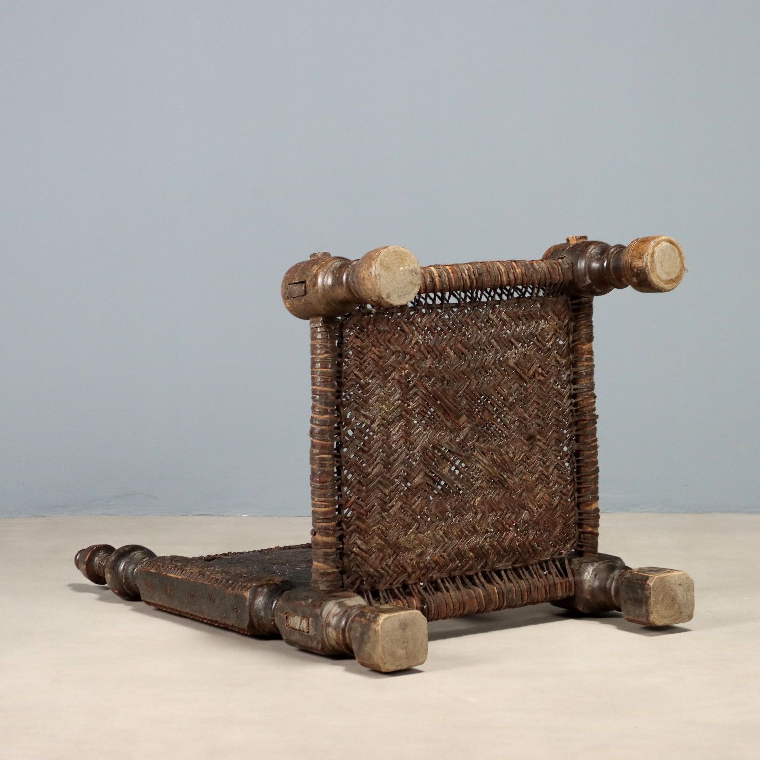 photo furniture Fauteuil ethnique d'époque en bois exotique et cuir, Pakistan, XIXe siècle