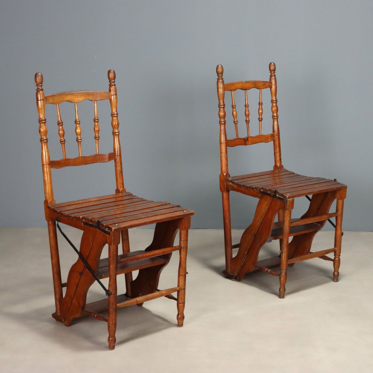 Paire de chaises en cerisier transformables en escabeau