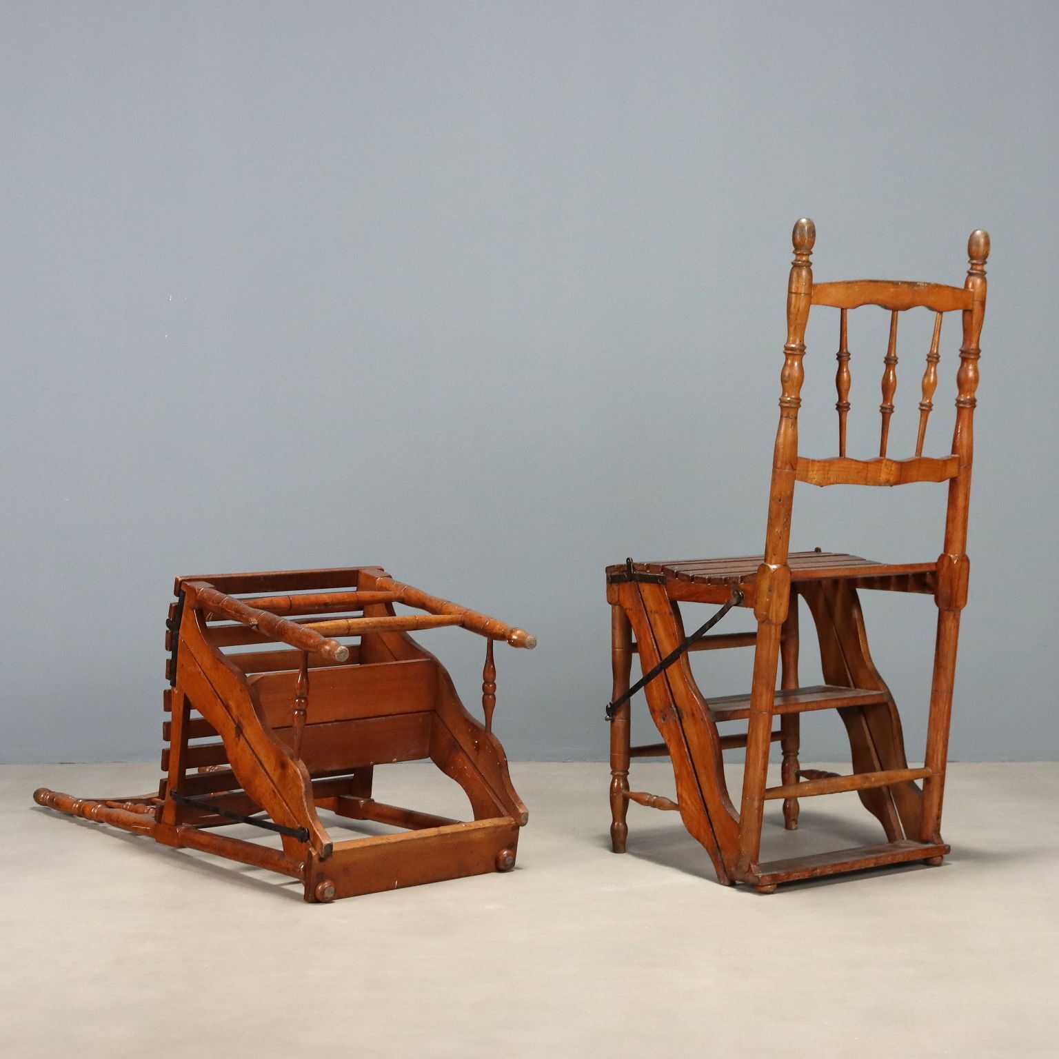 photo furniture Paire de chaises en cerisier transformables en escabeau