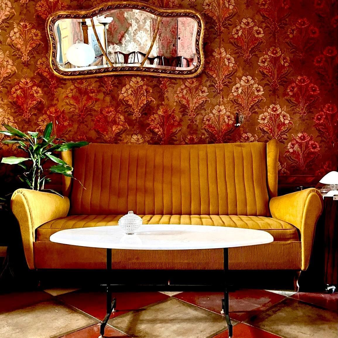 Mid-Century driezitsbank in geel fluweel, in de stijl van Gio Ponti photo buy