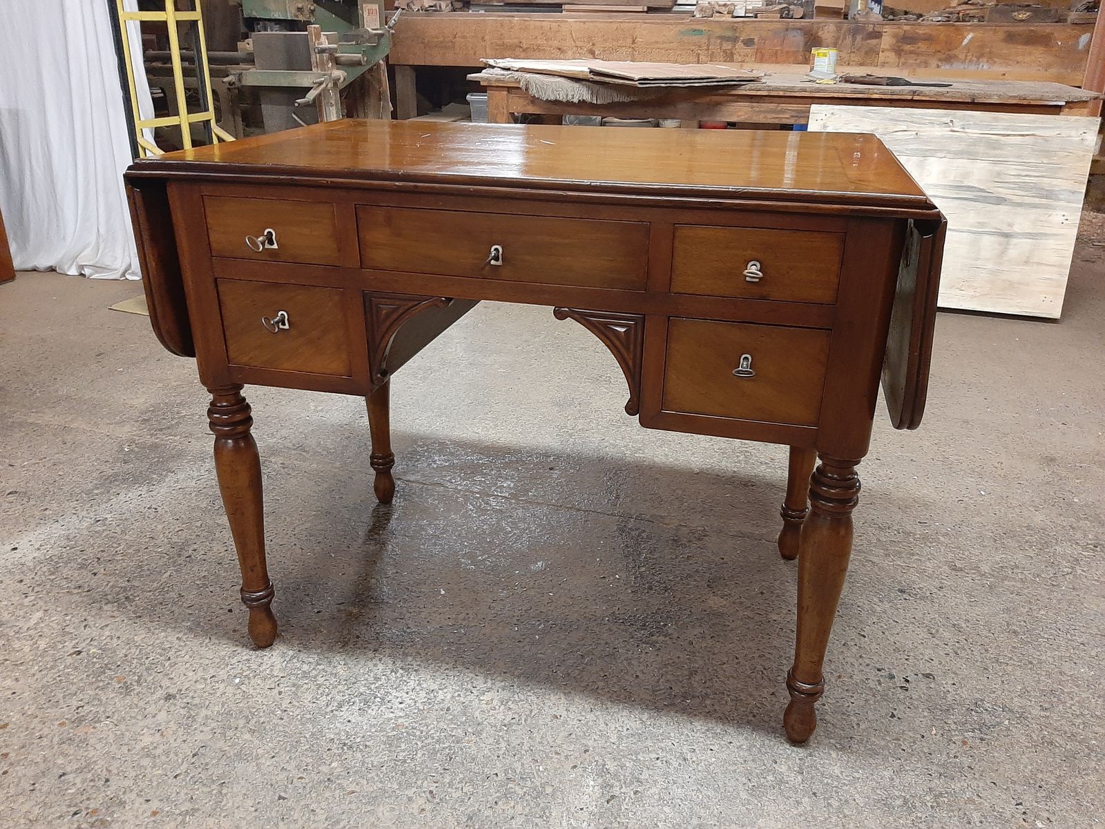 Lovely Antique Walnut Desk In Very Good Condition