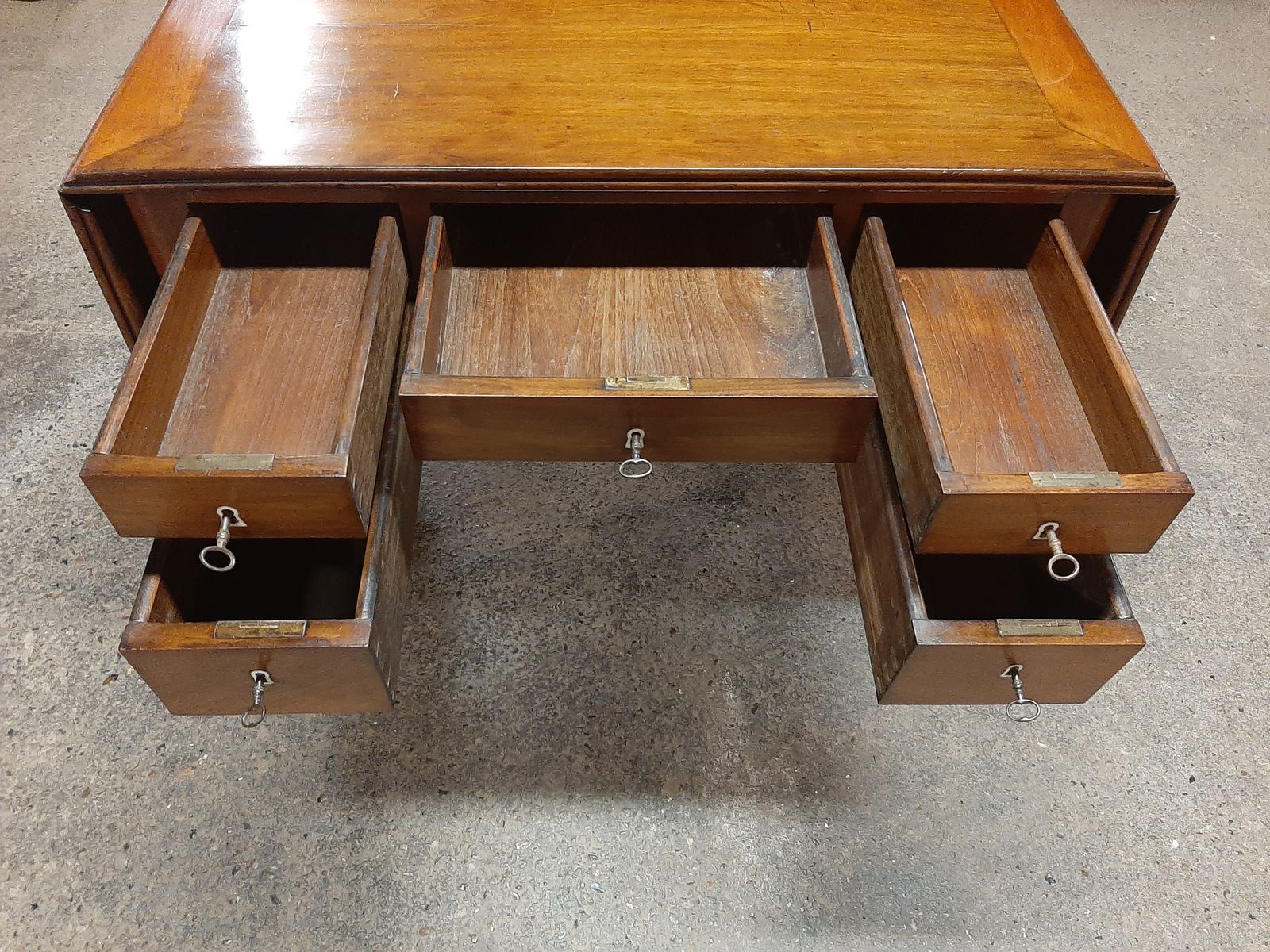 Lovely Antique Walnut Desk In Very Good Condition photo vintage