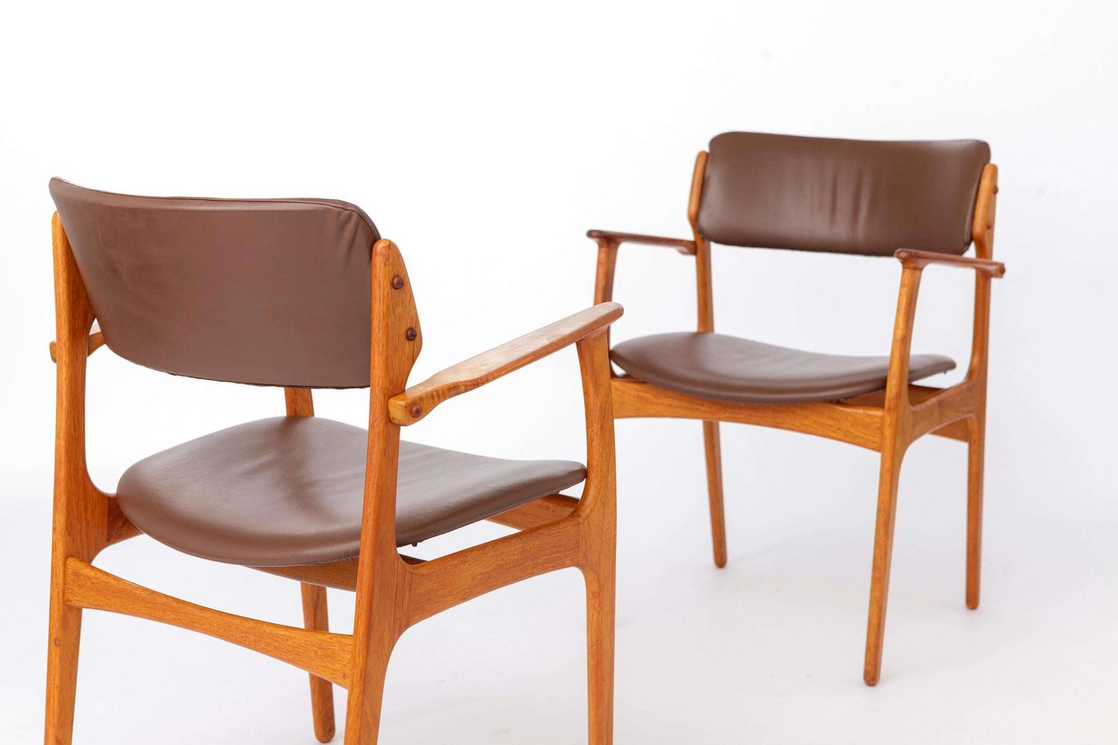 Vintage Erik Buch Model 49 fauteuils in teakhout, Denemarken ca. jaren 1960 – set van 2 Deense mid-century eetkamerstoelen