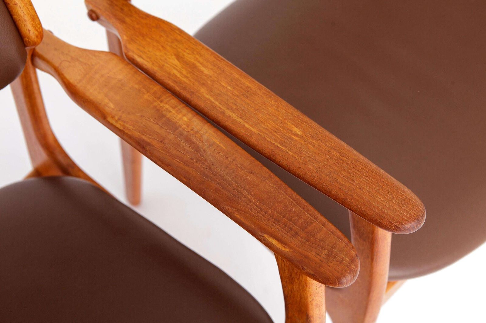 Vintage Erik Buch Model 49 fauteuils in teakhout, Denemarken ca. jaren 1960 – set van 2 Deense mid-century eetkamerstoelen photo furniture