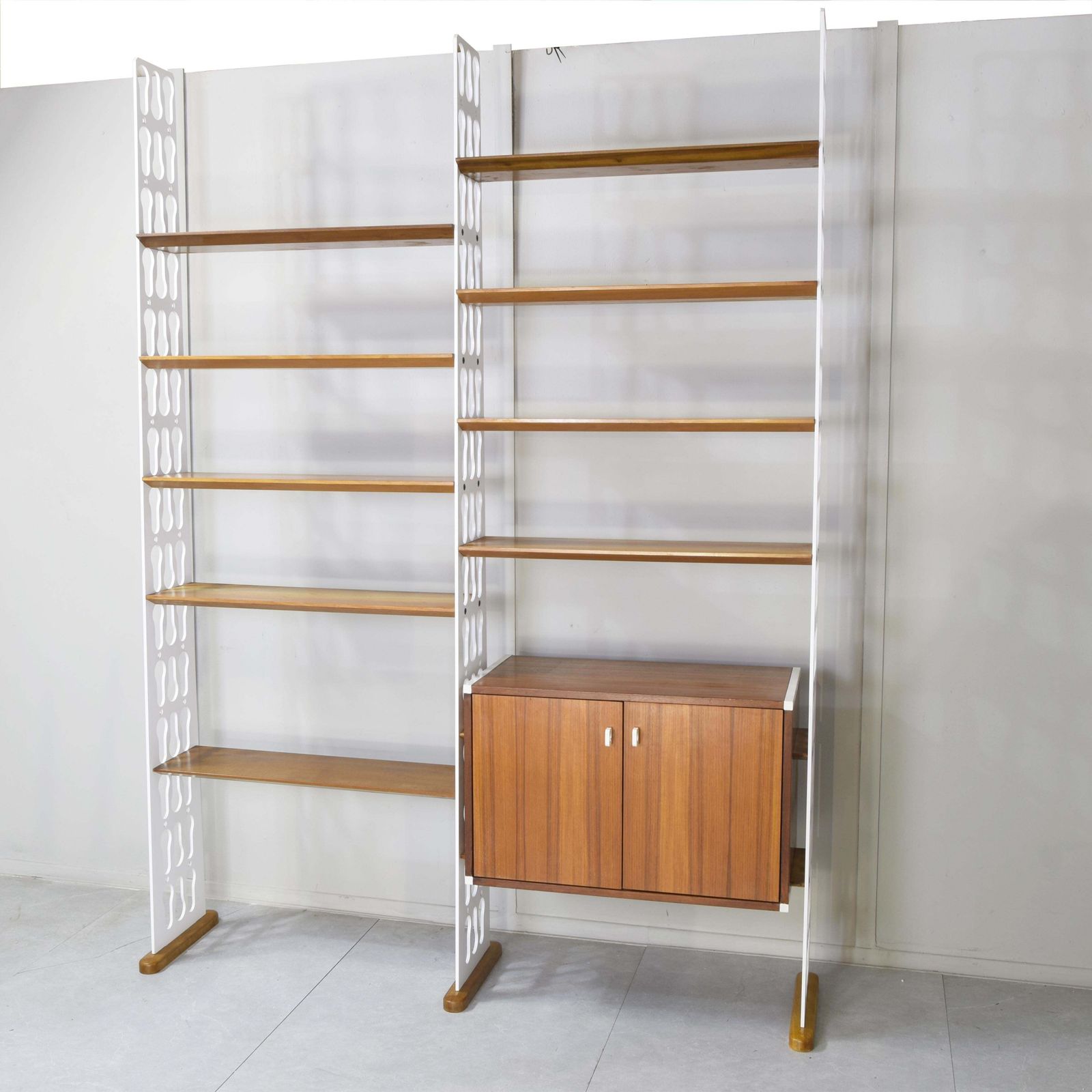 photo vintage Misia Arte Historical Editions: Mid Century Teak & Lacquered Metal Bookshelf