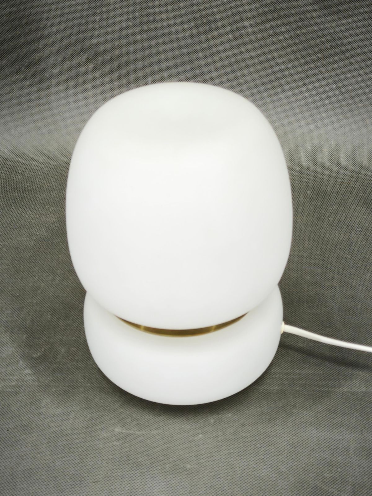 Lampe de table tchèque en verre opaline et laiton, années 1970 photo furniture