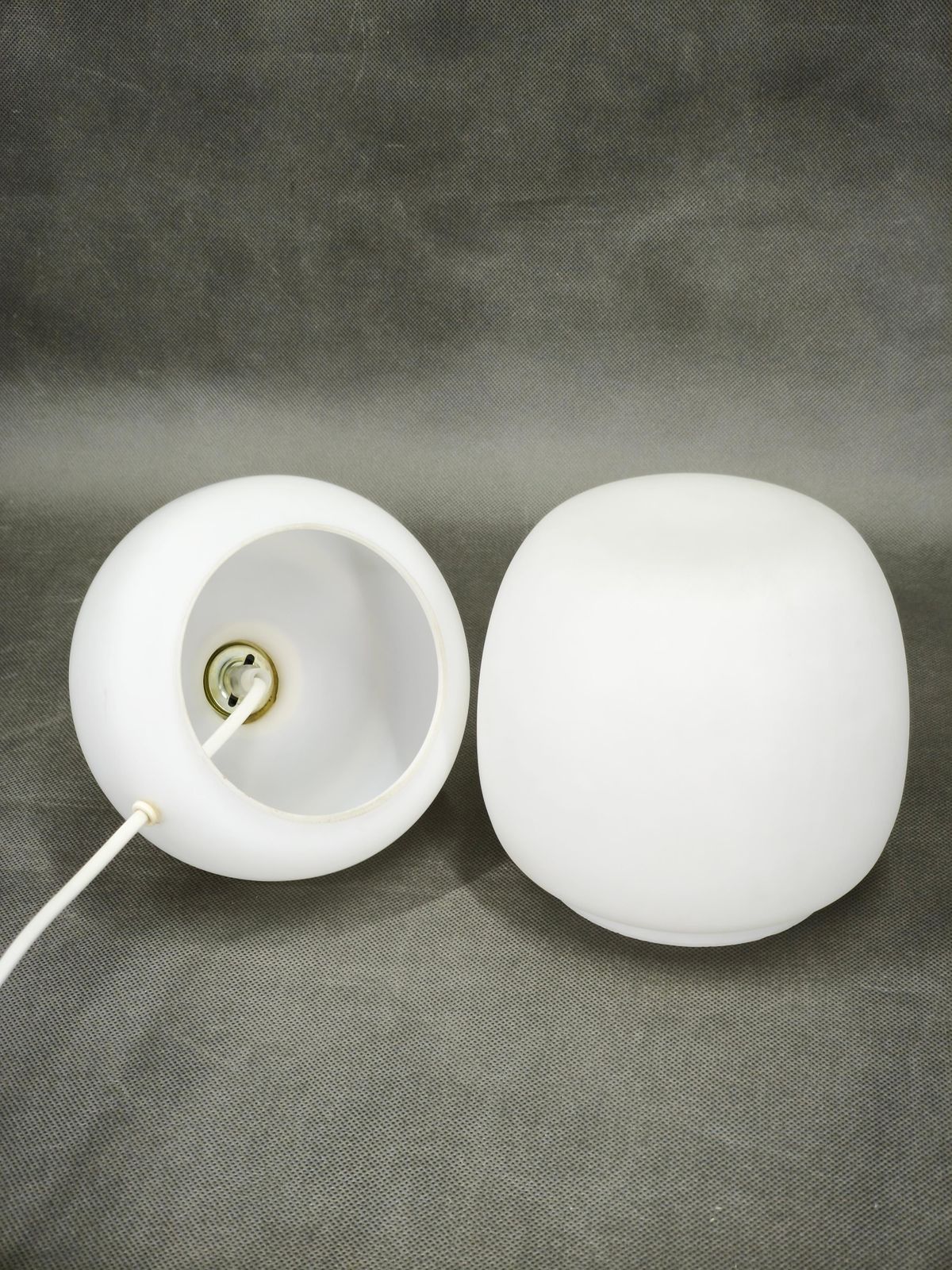 Lampe de table tchèque en verre opaline et laiton, années 1970 photo vinterior