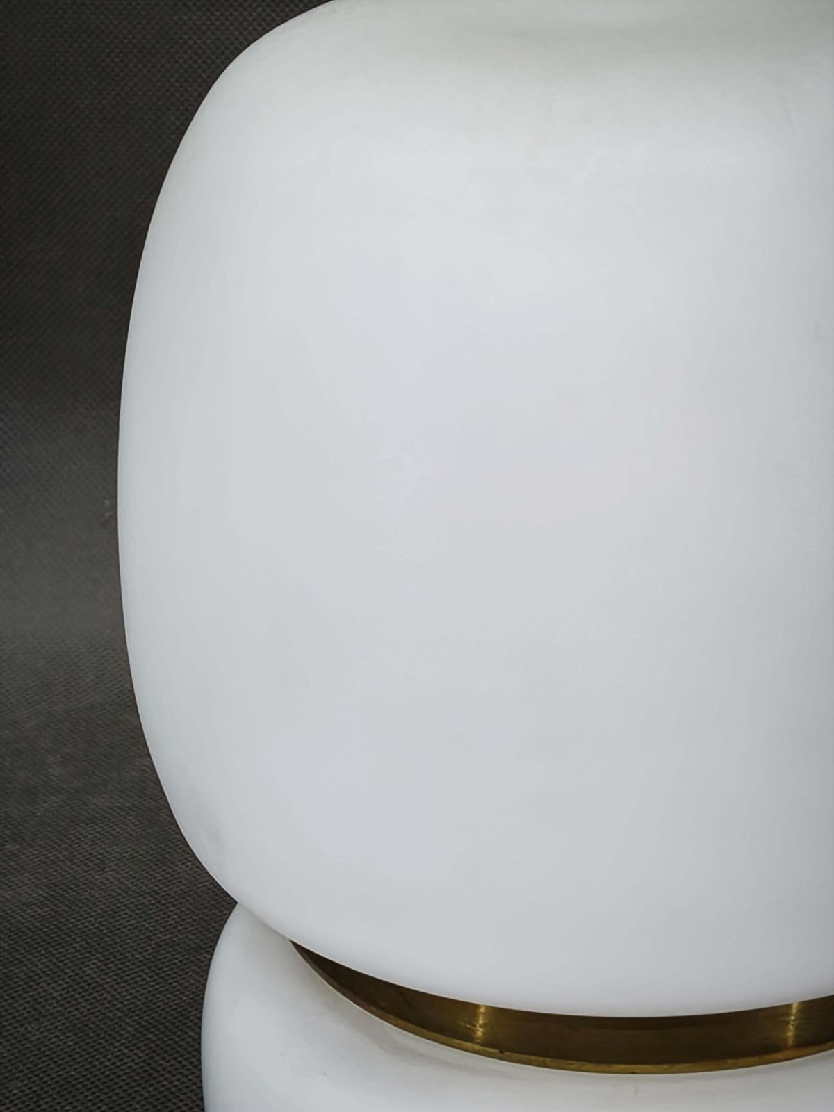 Lampe de table tchèque en verre opaline et laiton, années 1970 photo vintage