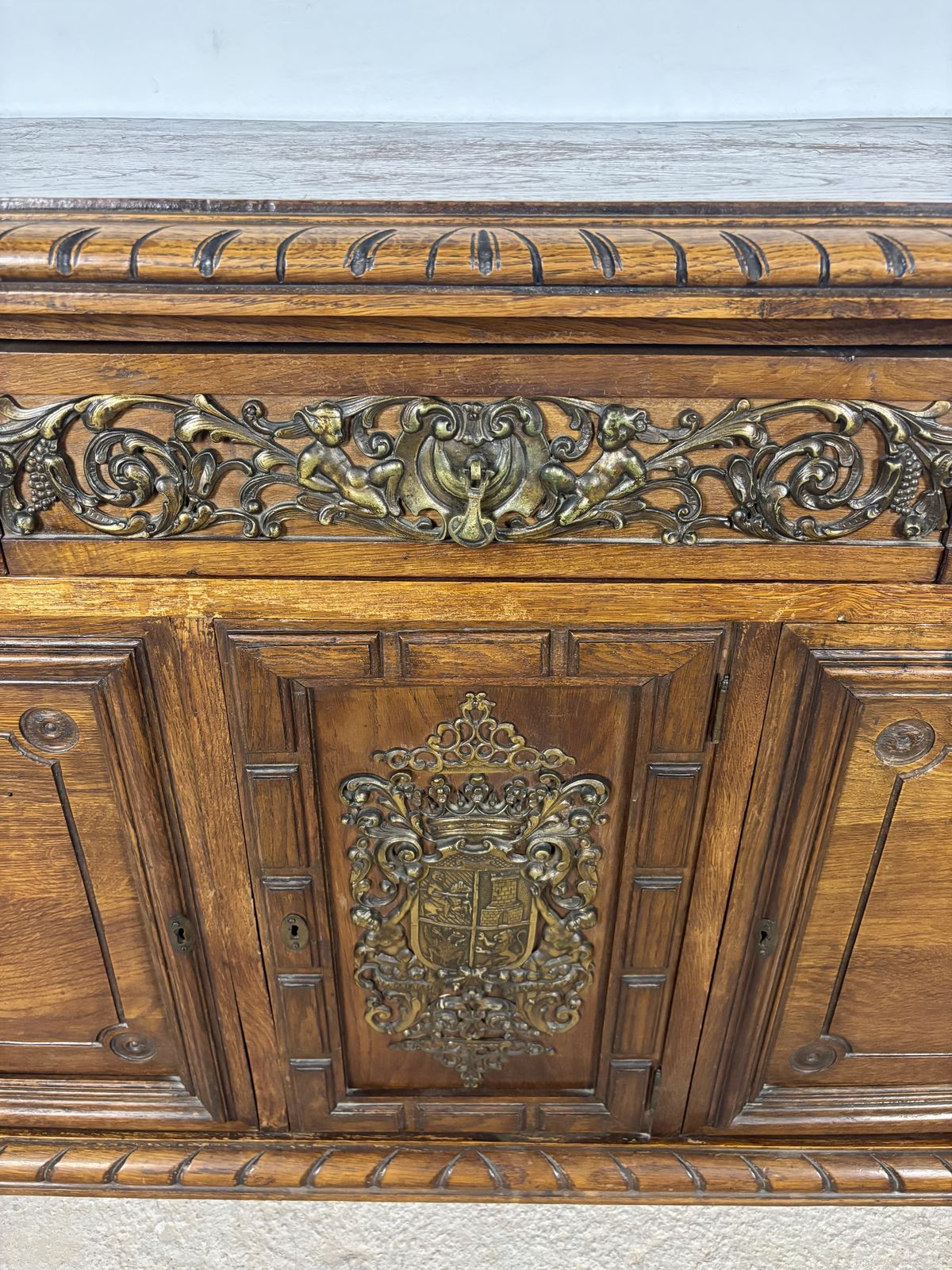 Groot eiken dressoir in Henry II-stijl met bronzen beslag, begin 20e eeuw photo buy