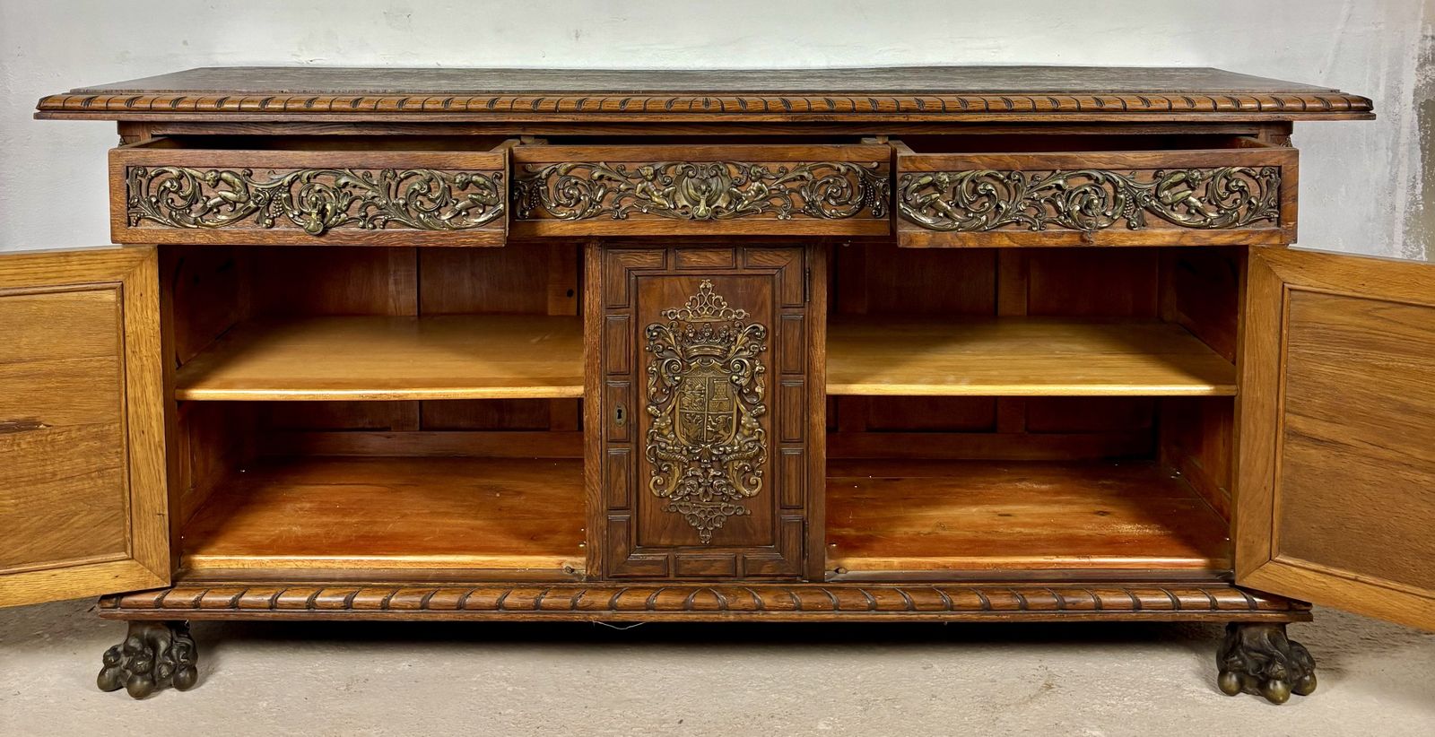 Meubels Groot eiken dressoir in Henry II-stijl met bronzen beslag, begin 20e eeuw photo