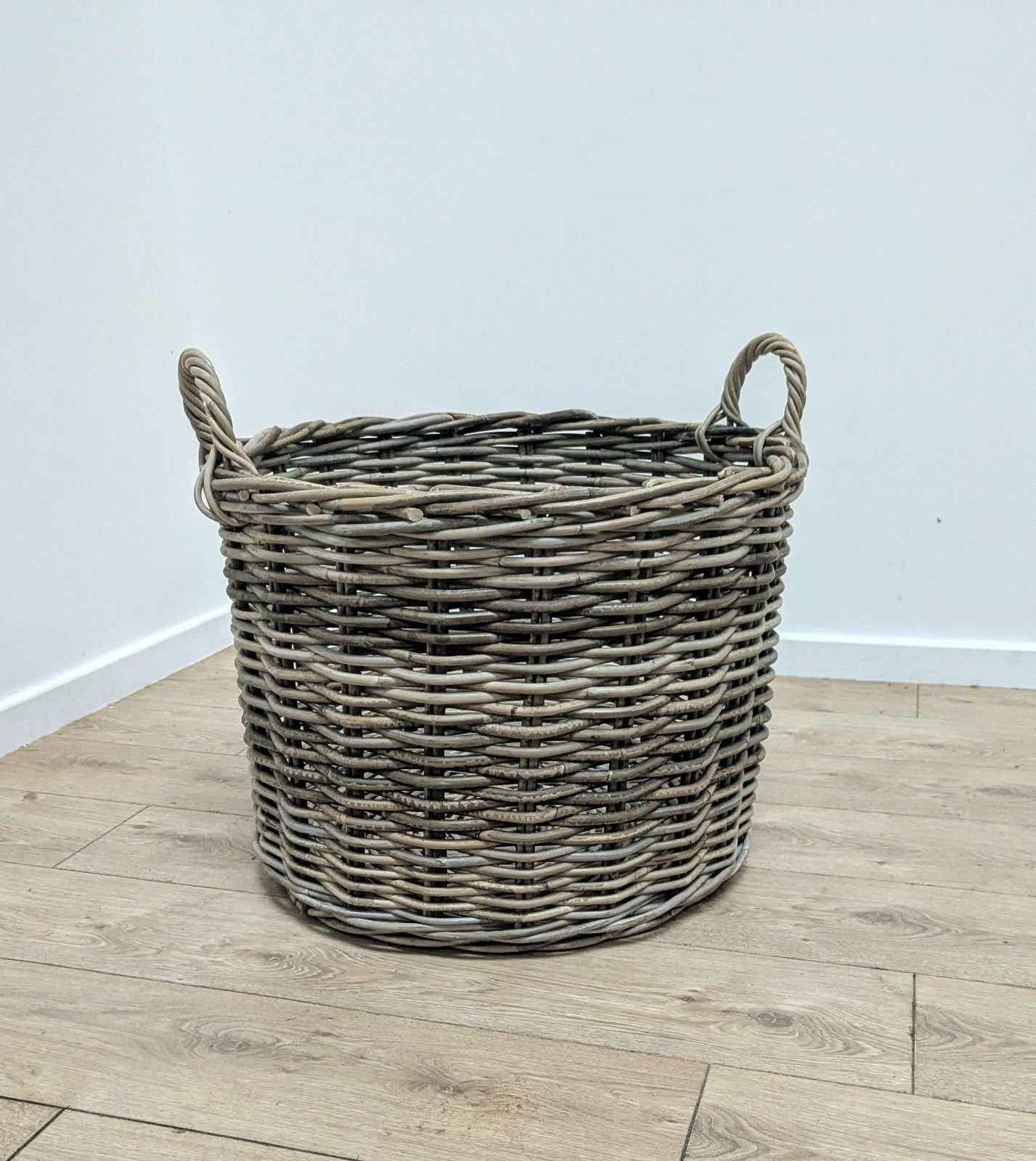 Grand panier de rangement en osier de style vintage, livraison disponible 0283. photo furniture
