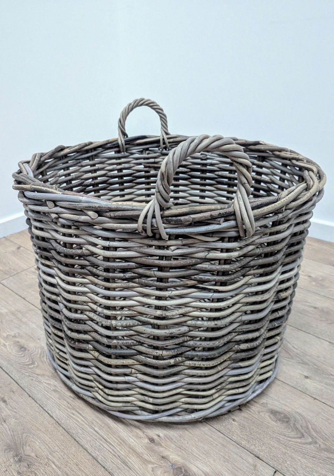 Grand panier de rangement en osier de style vintage, livraison disponible 0283. photo Décoration