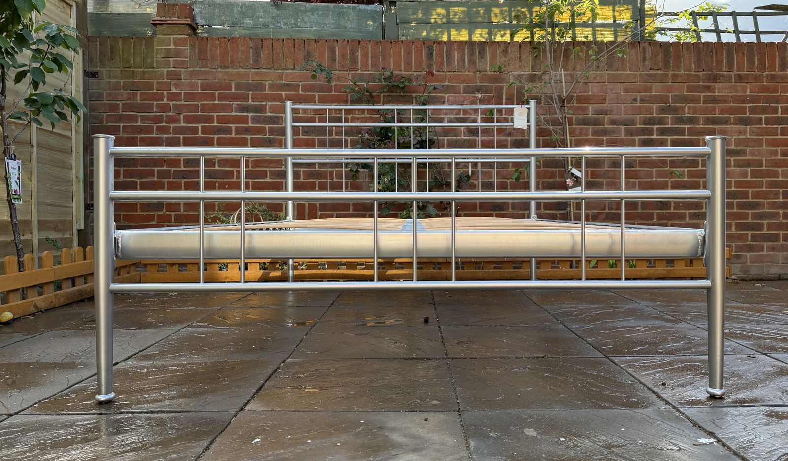 Pretty “The Original Bed Company” Milano Iron / Metal Double Size Frame, Great Condition photo vinterior