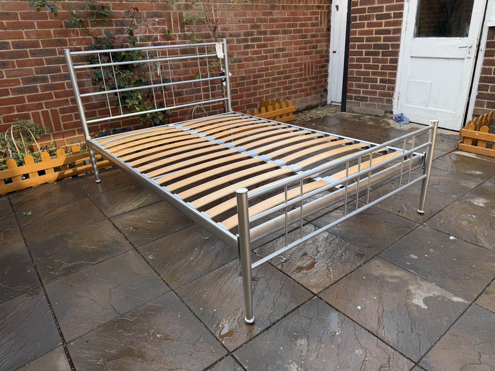 photo vintage Pretty “The Original Bed Company” Milano Iron / Metal Double Size Frame, Great Condition