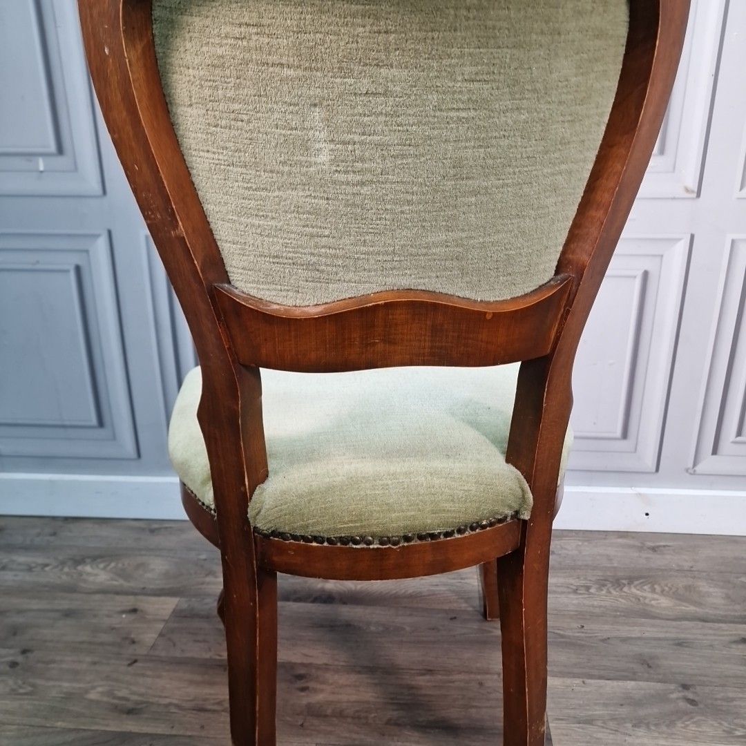photo vintage Antique Carved Walnut Chair Green Upholstery – Victorian Salon Style Seat