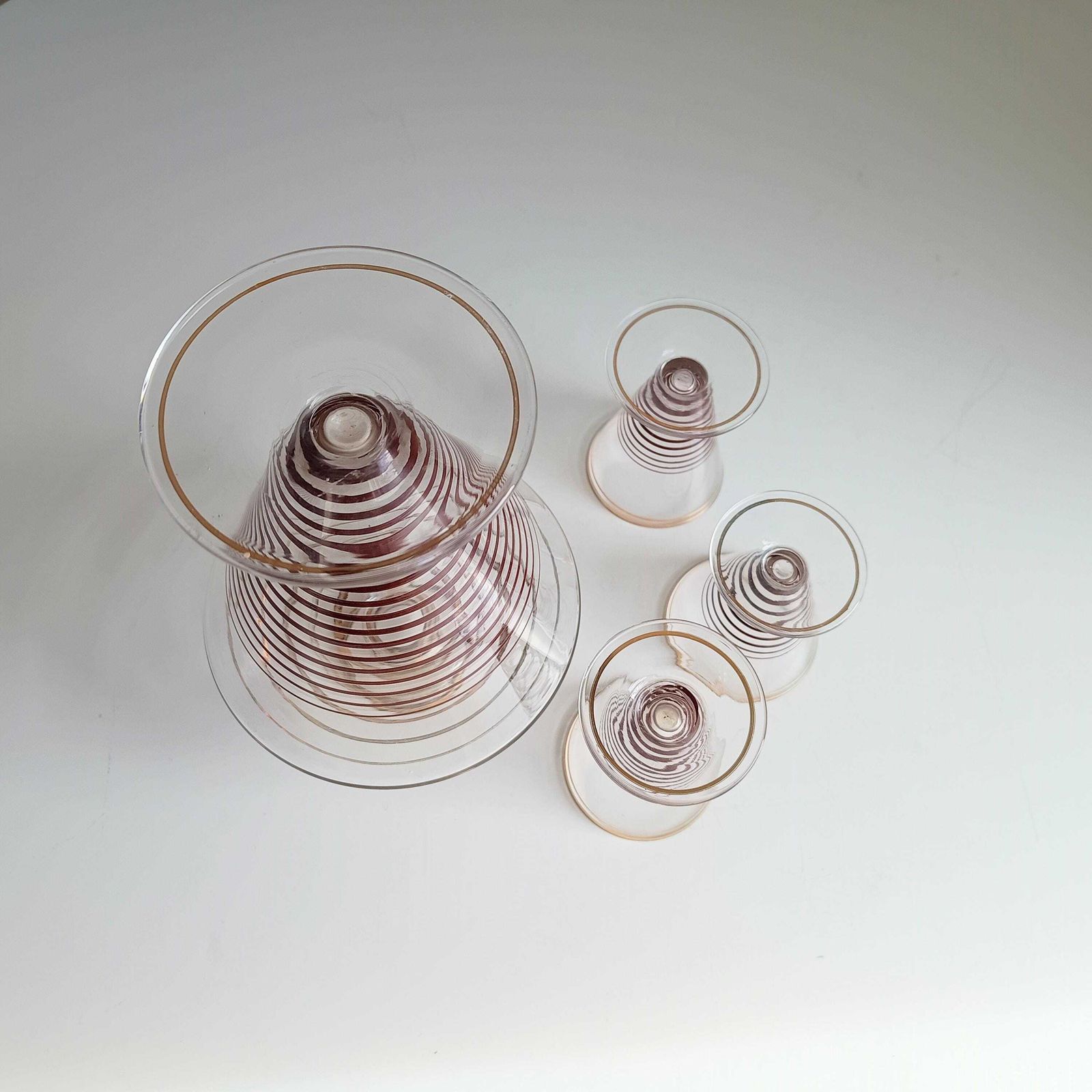 Atomic cocktailset, spiraalvormige omgekeerde conus karaf en 3 glazen, Mcm Bohemia jaren 1950 photo vinterior
