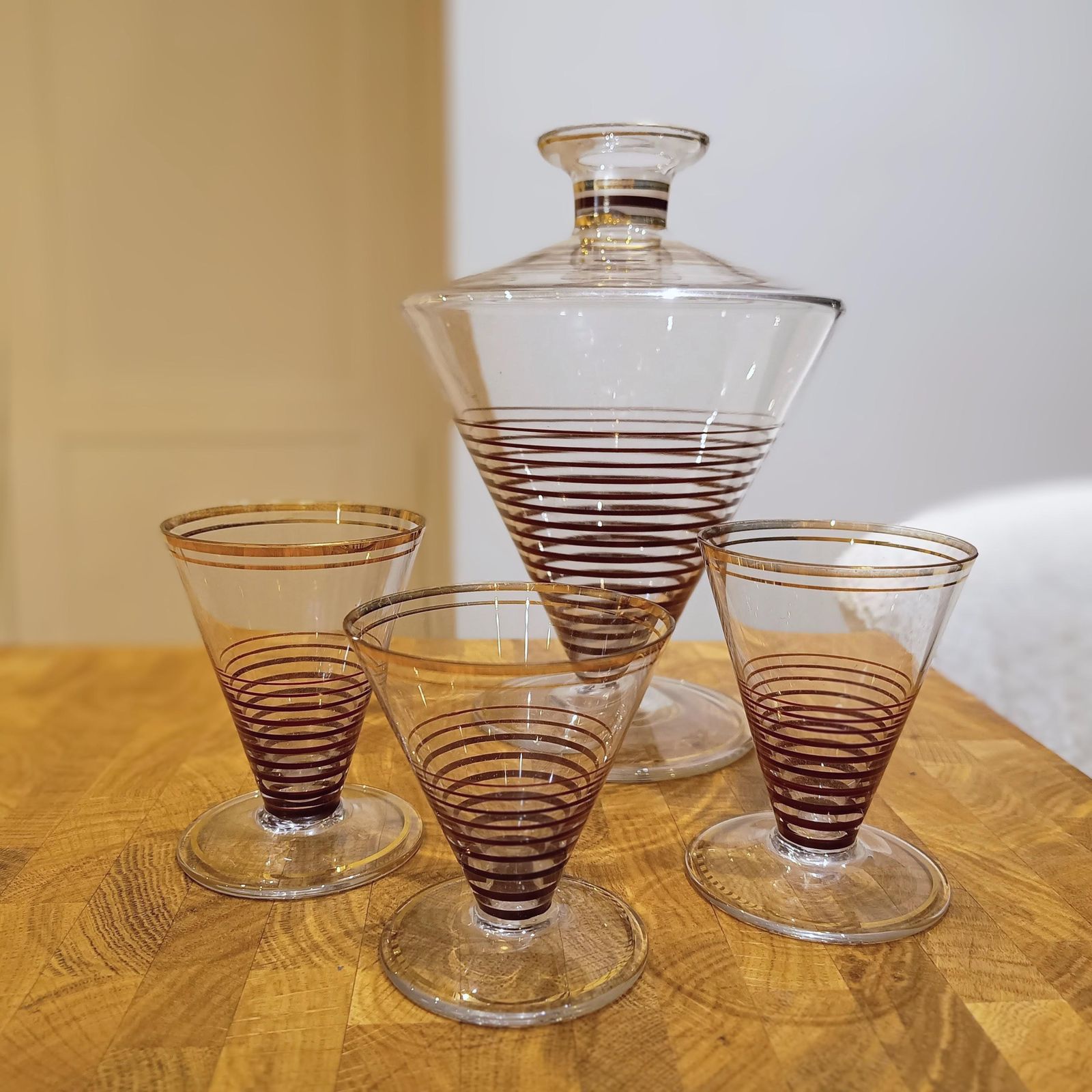 photo for sale Atomic cocktailset, spiraalvormige omgekeerde conus karaf en 3 glazen, Mcm Bohemia jaren 1950