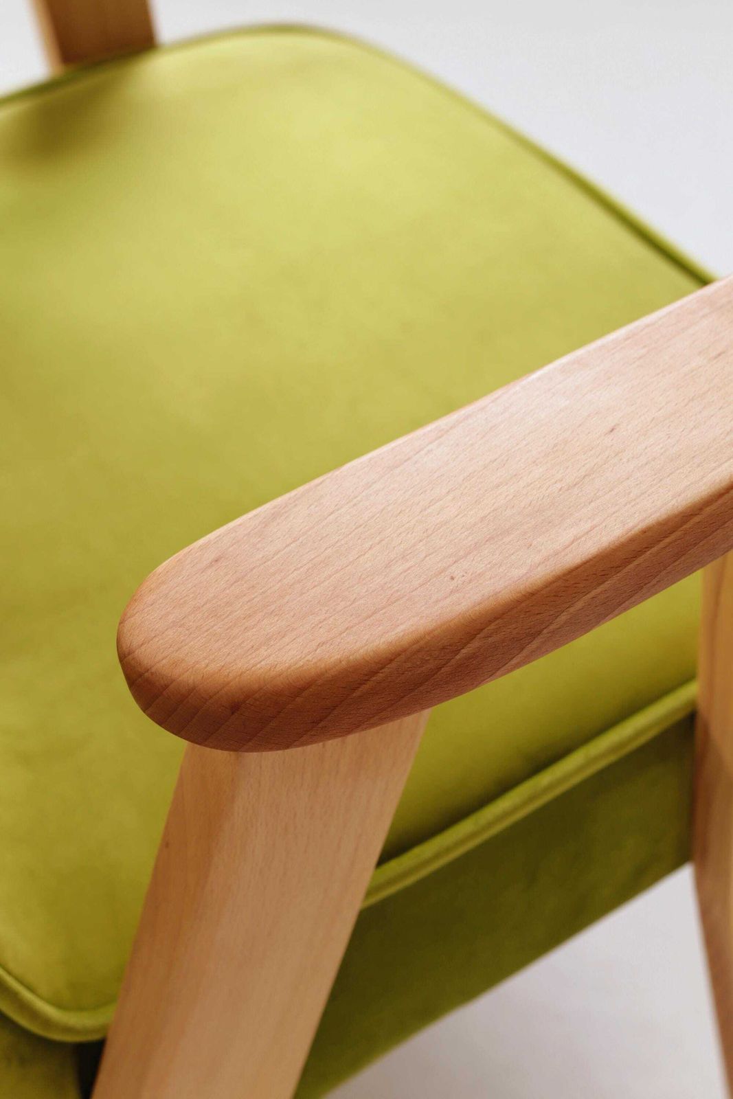 Meubels Vintage fauteuil – perengroen fluweel, natuurlijk geolieerd hout photo