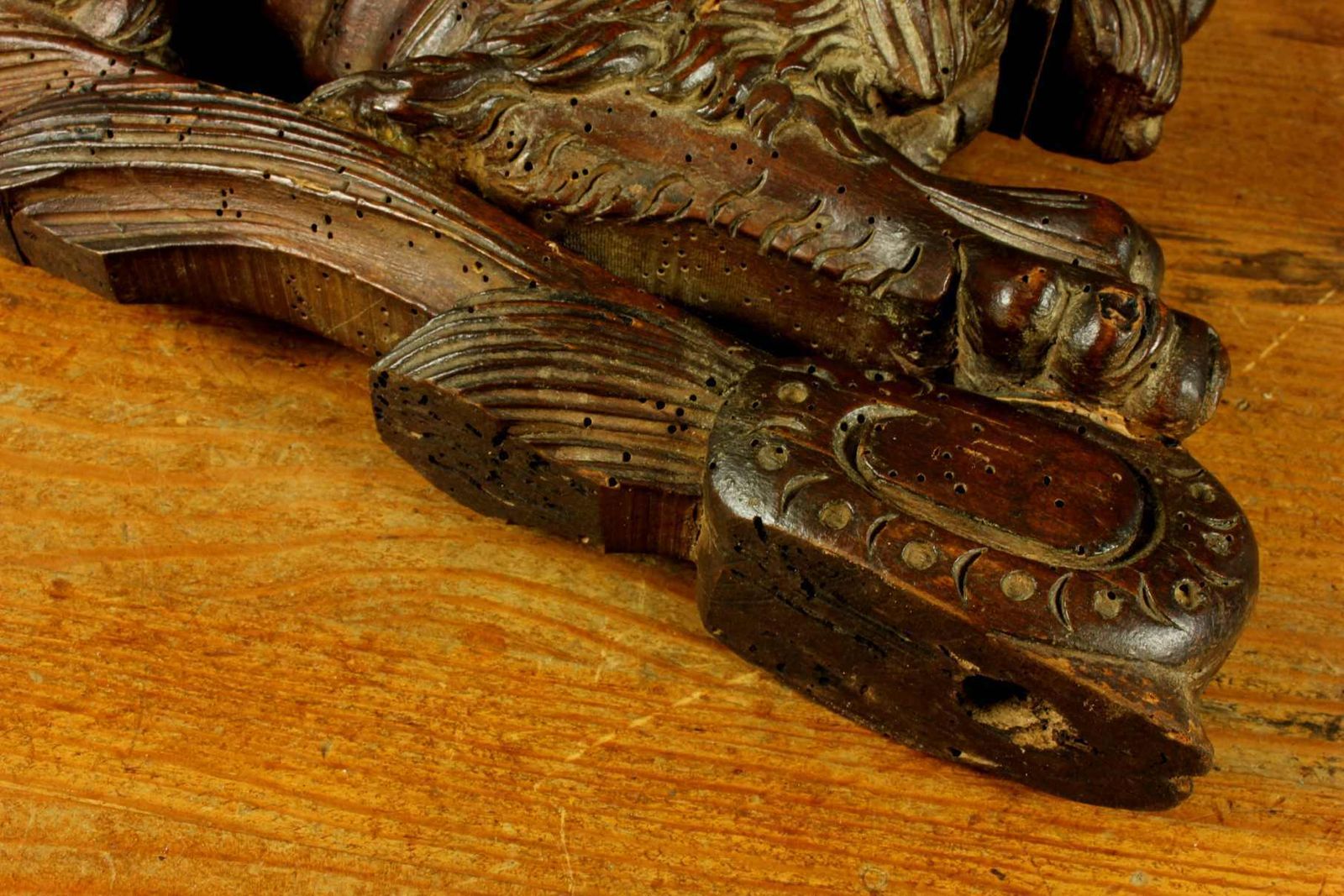 photo vinterior Antique Carved Wood Lion Figure. Animal Statue. Decorative Ornament.
