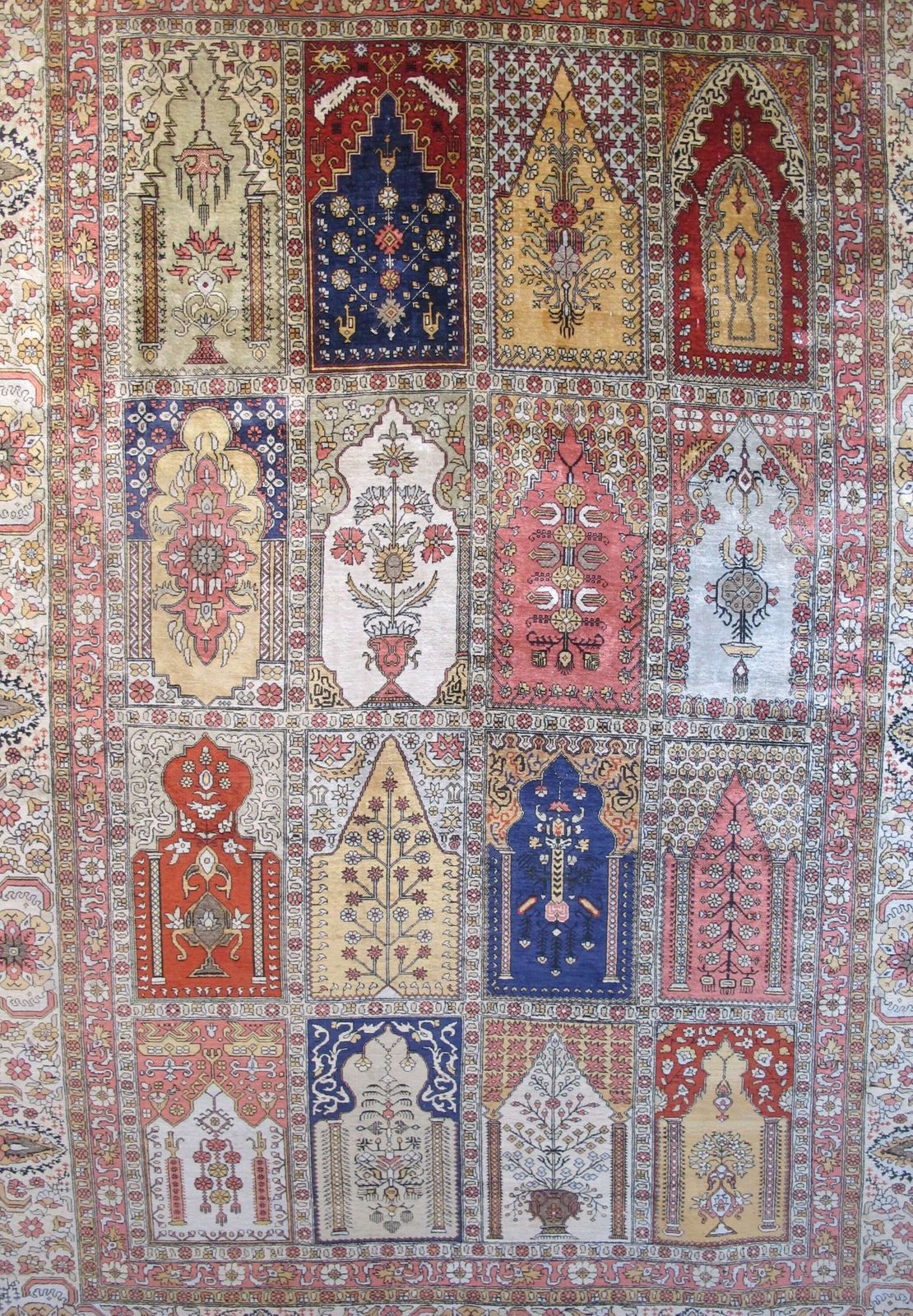Hereke tapijt van zijde en metaaldraad, Turkije, 1950-1970, 2,38 m x 1,63 m photo furniture