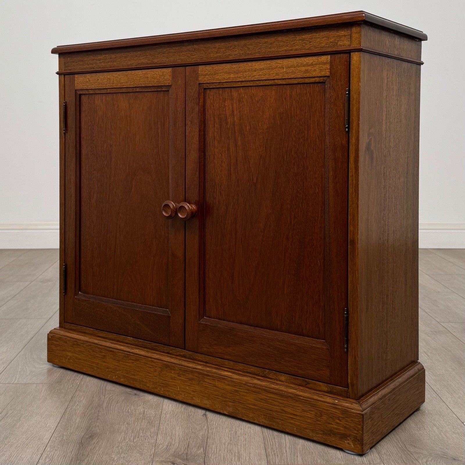 Vintage 20th Century Small Mahogany Cupboard ( Af 5665 ) photo for sale
