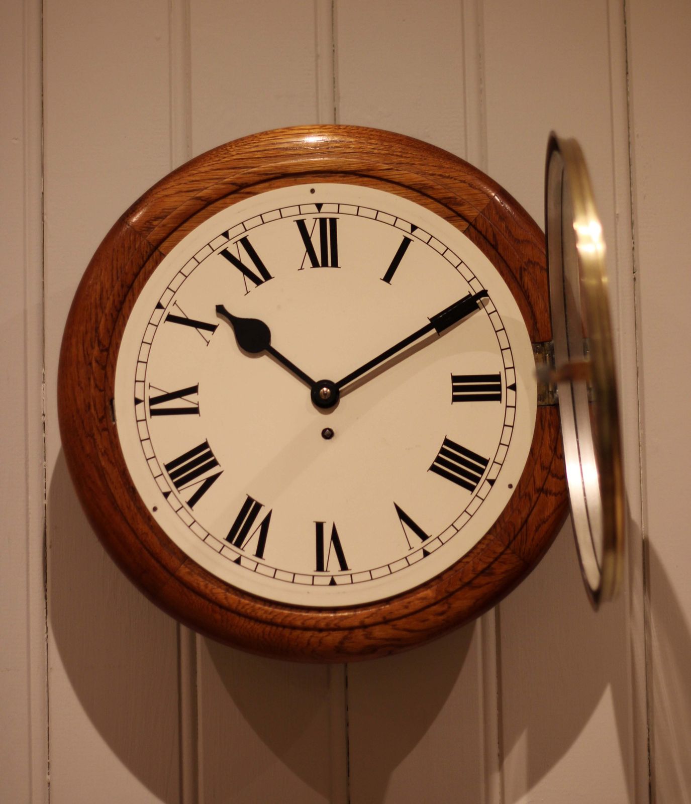 photo furniture Early 20th Century Oak Dial Clock
