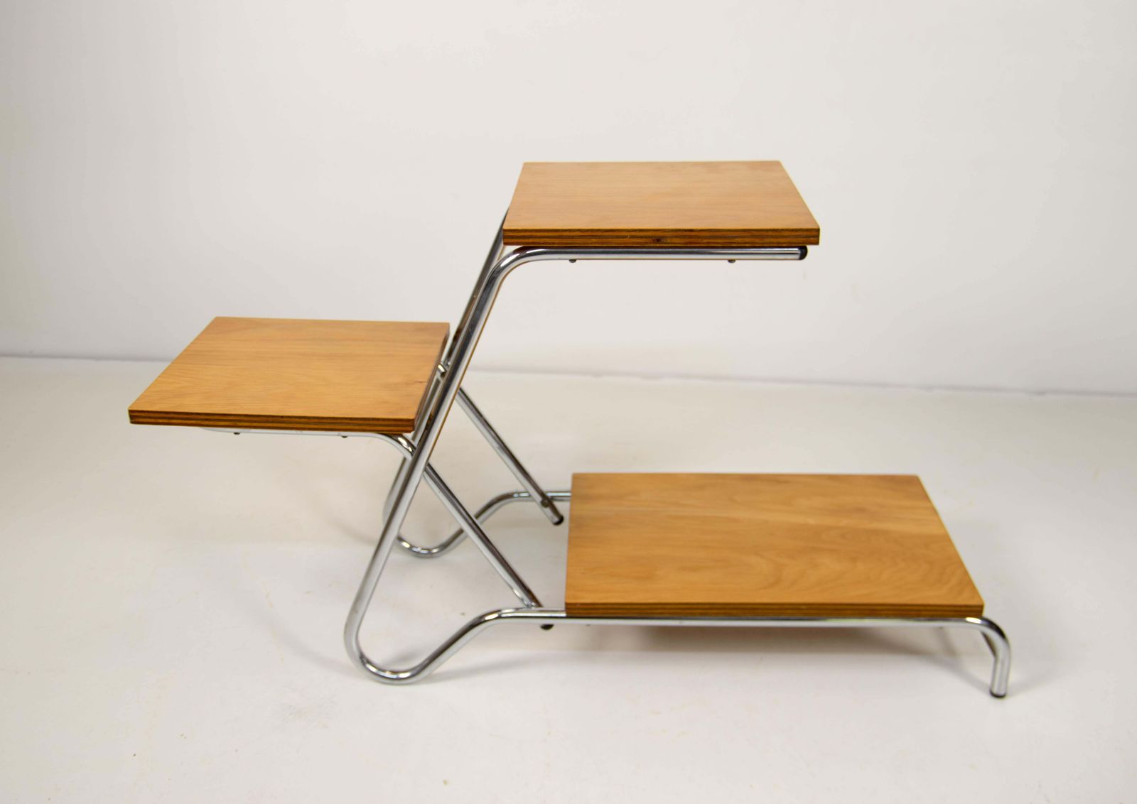 photo furniture Mid-Century Modern bloemenstandaard van Kovona, chroom & multiplex, ca. jaren 1960