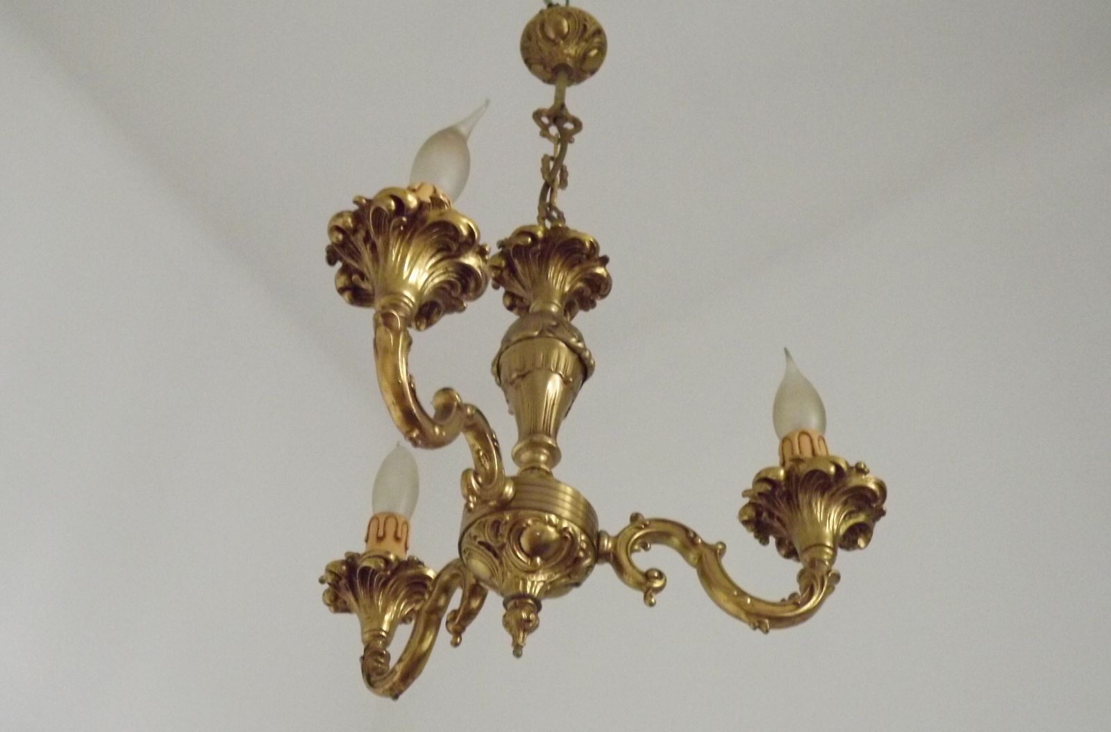 Gestempeld bronzen Franse mid-century drielamps traditionele kroonluchter photo for sale
