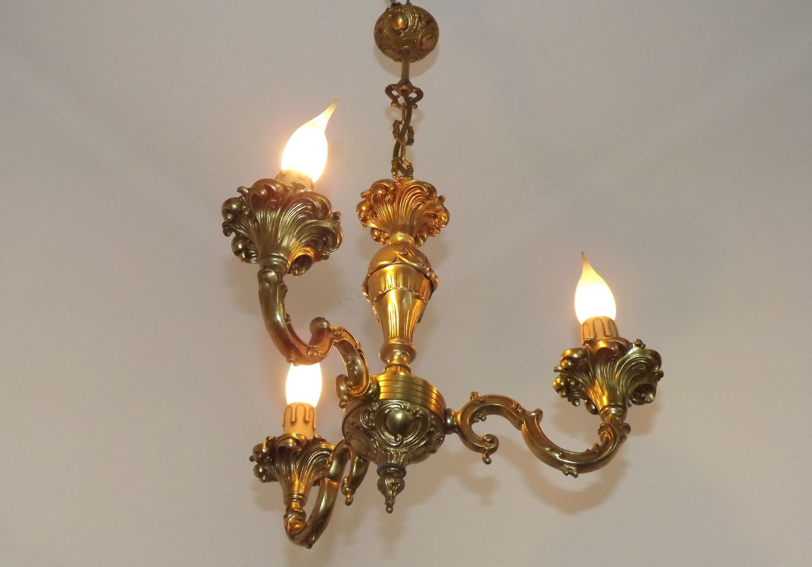 Lustre à 3 bras de style traditionnel français en bronze estampillé, mid-century photo Luminaires