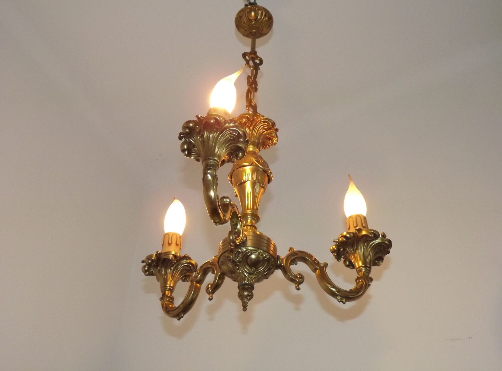 Gestempeld bronzen Franse mid-century drielamps traditionele kroonluchter photo vinterior