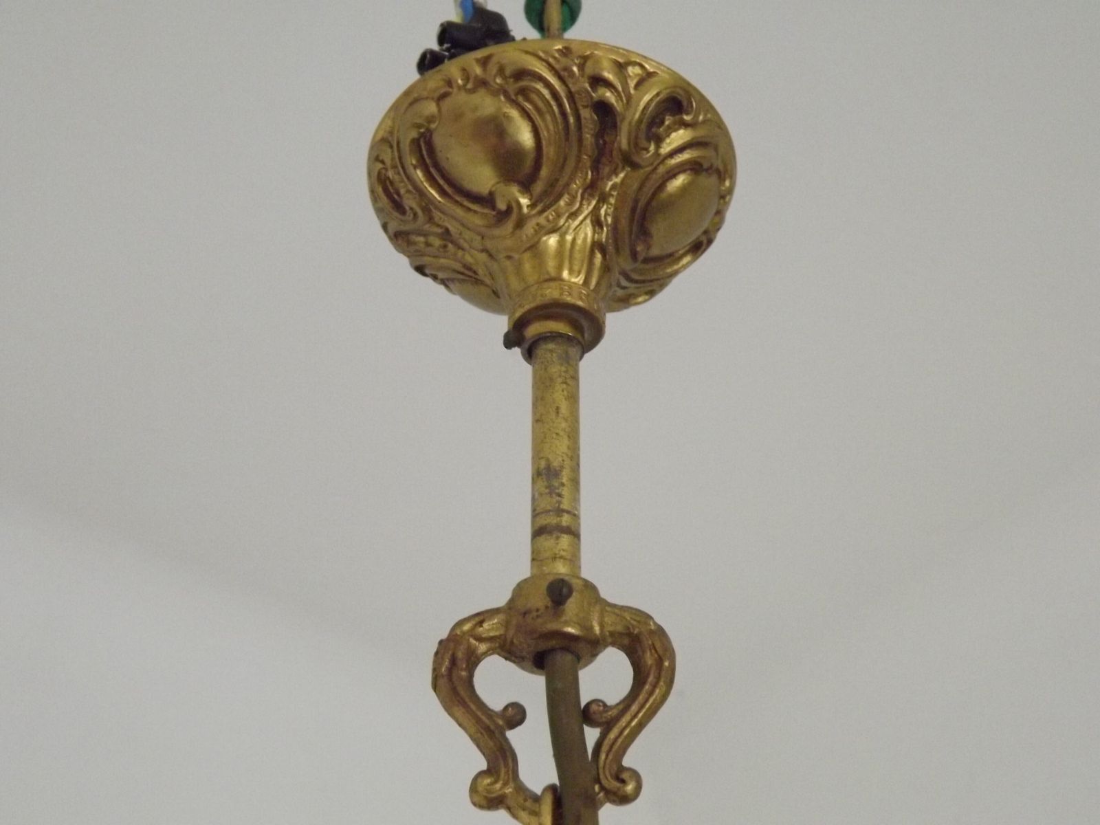 photo vinterior Gestempeld bronzen Franse mid-century drielamps traditionele kroonluchter
