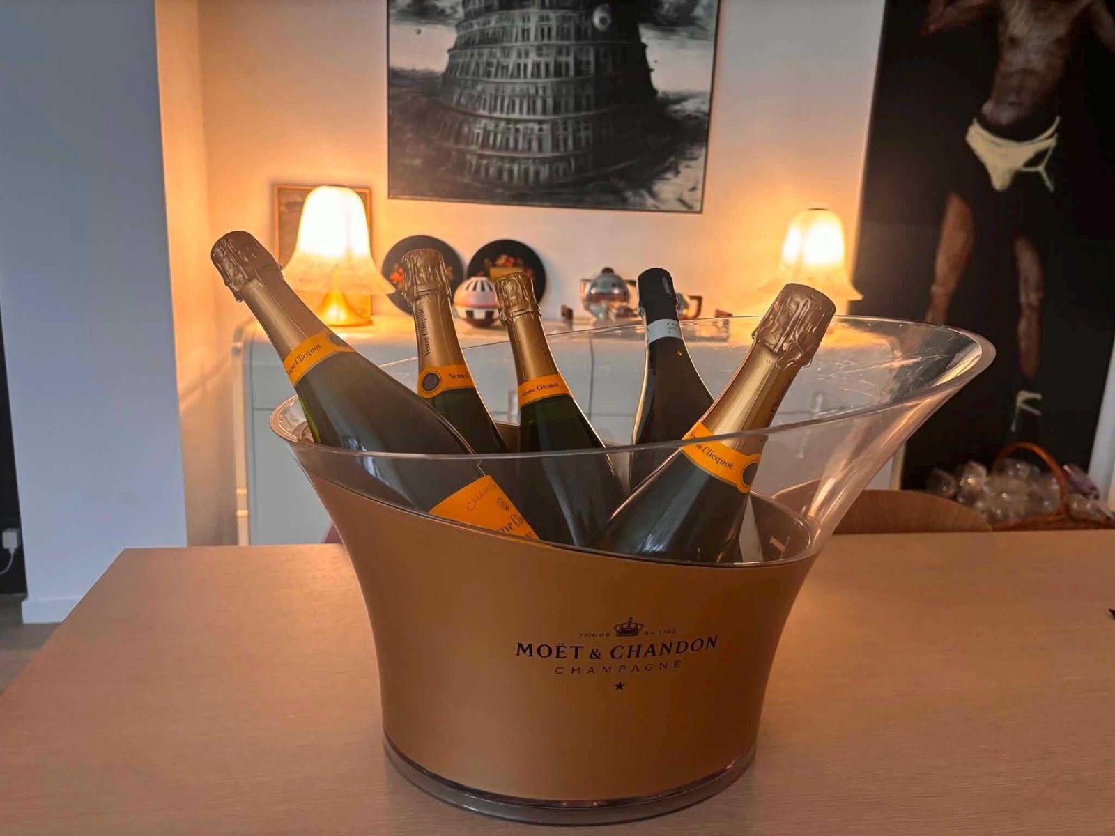 Grote Moët & Chandon Champagnekoeler, Goud Transparant Acryl Wijnkoeler Voor Meerdere Flessen, Franse Vintage Feest Ijsemmer Voor 4 à 5 Flessen photo for sale