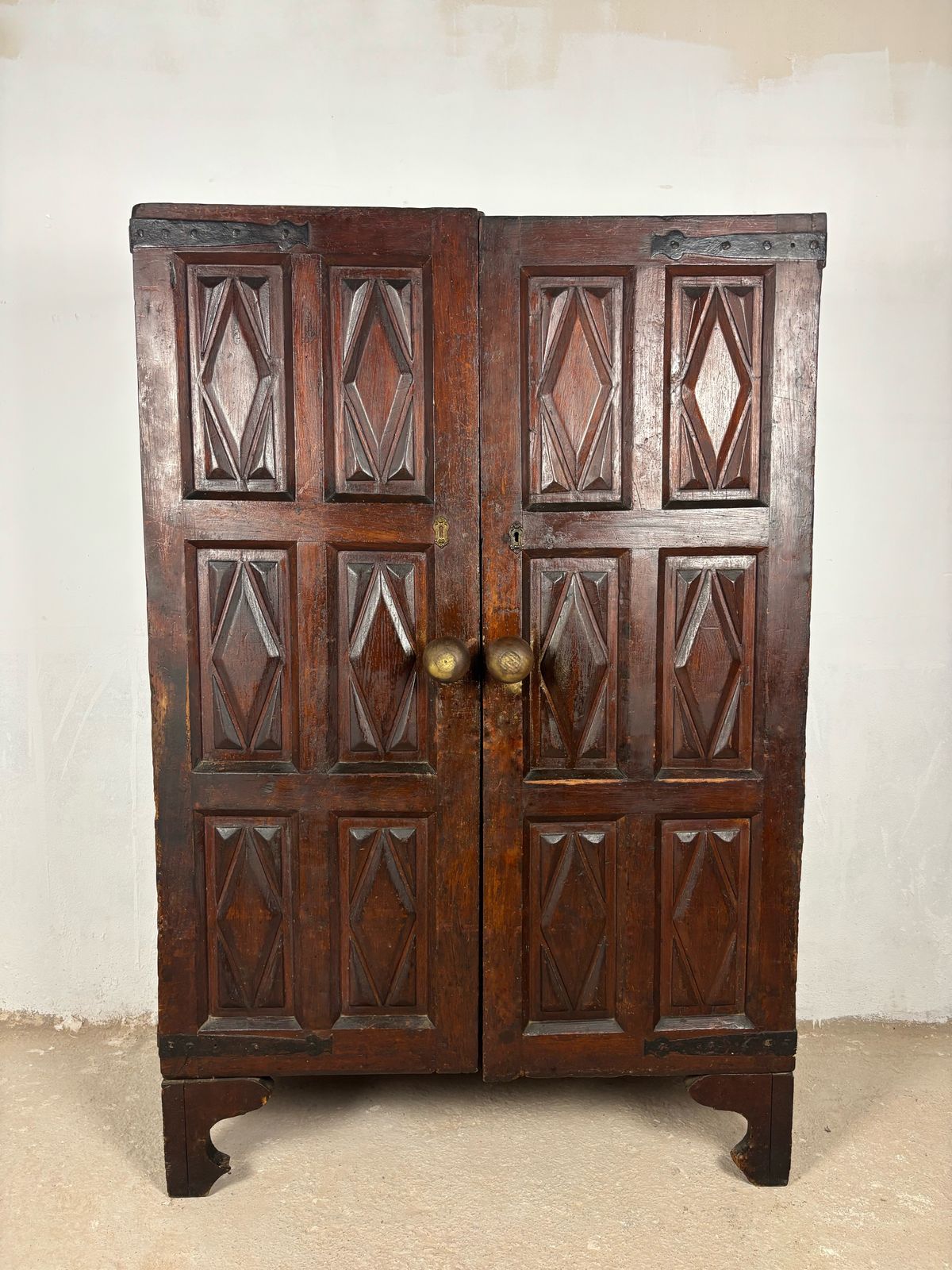 Antieke Spaanse rustieke kast in massief eiken, 18e eeuw photo furniture