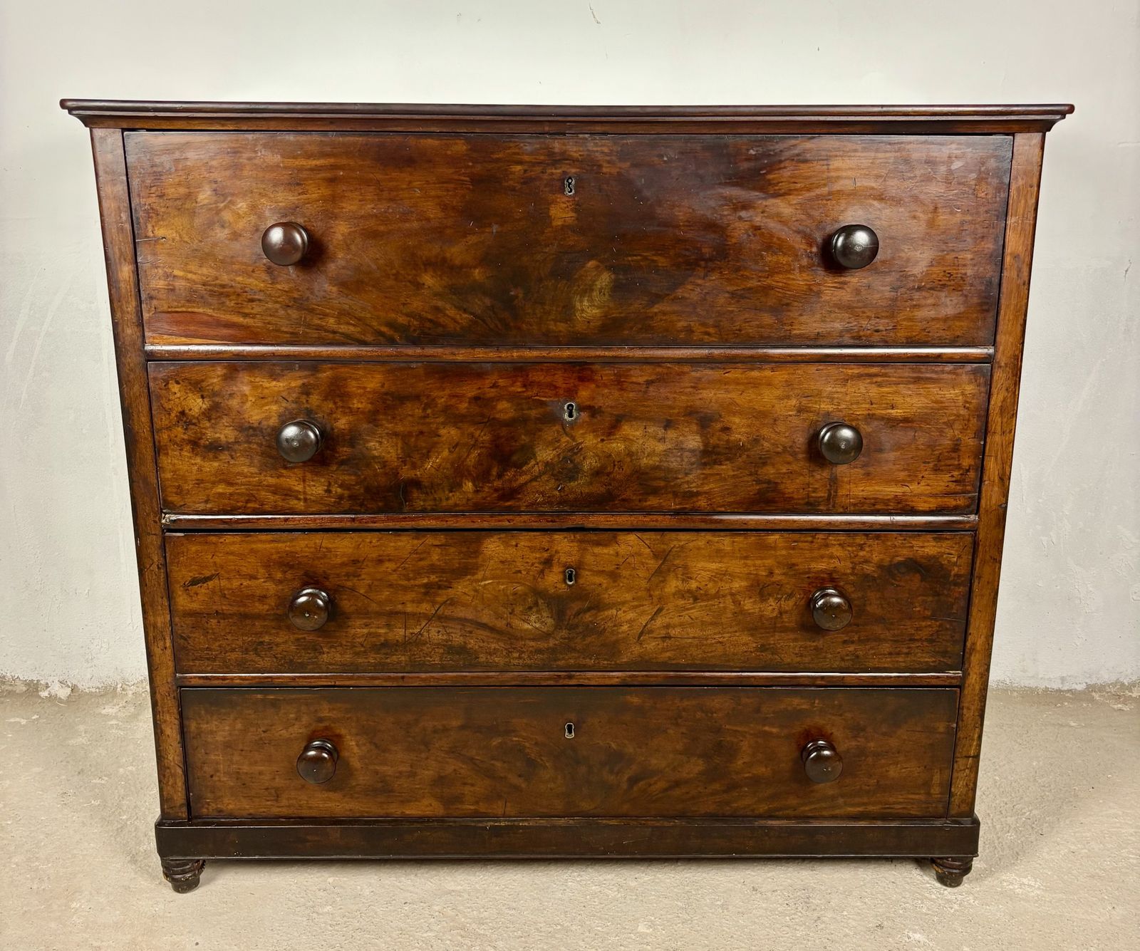 photo furniture 19e-eeuwse Spaans-koloniale walnoten secretaire met klaptafel