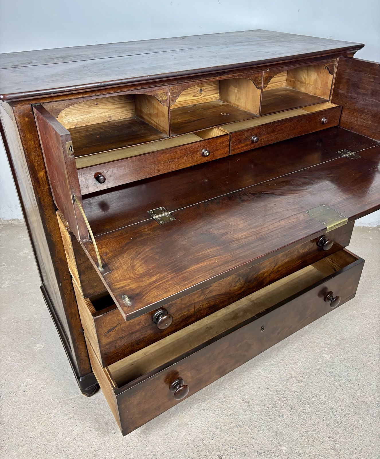 3660.0 19e-eeuwse Spaans-koloniale walnoten secretaire met klaptafel photo