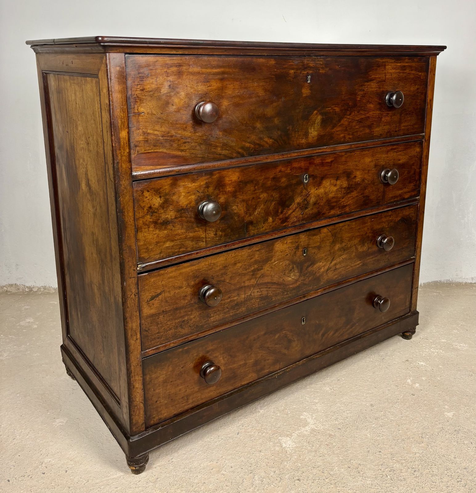 photo vinterior 19e-eeuwse Spaans-koloniale walnoten secretaire met klaptafel