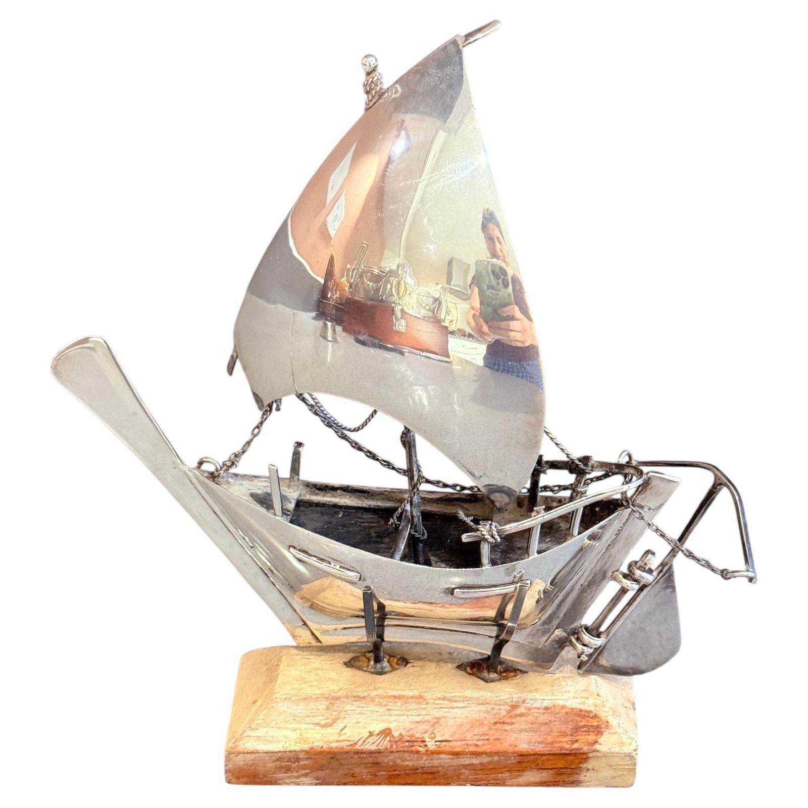 Sculpture vintage de voilier argenté sur socle en bois, décoration nautique