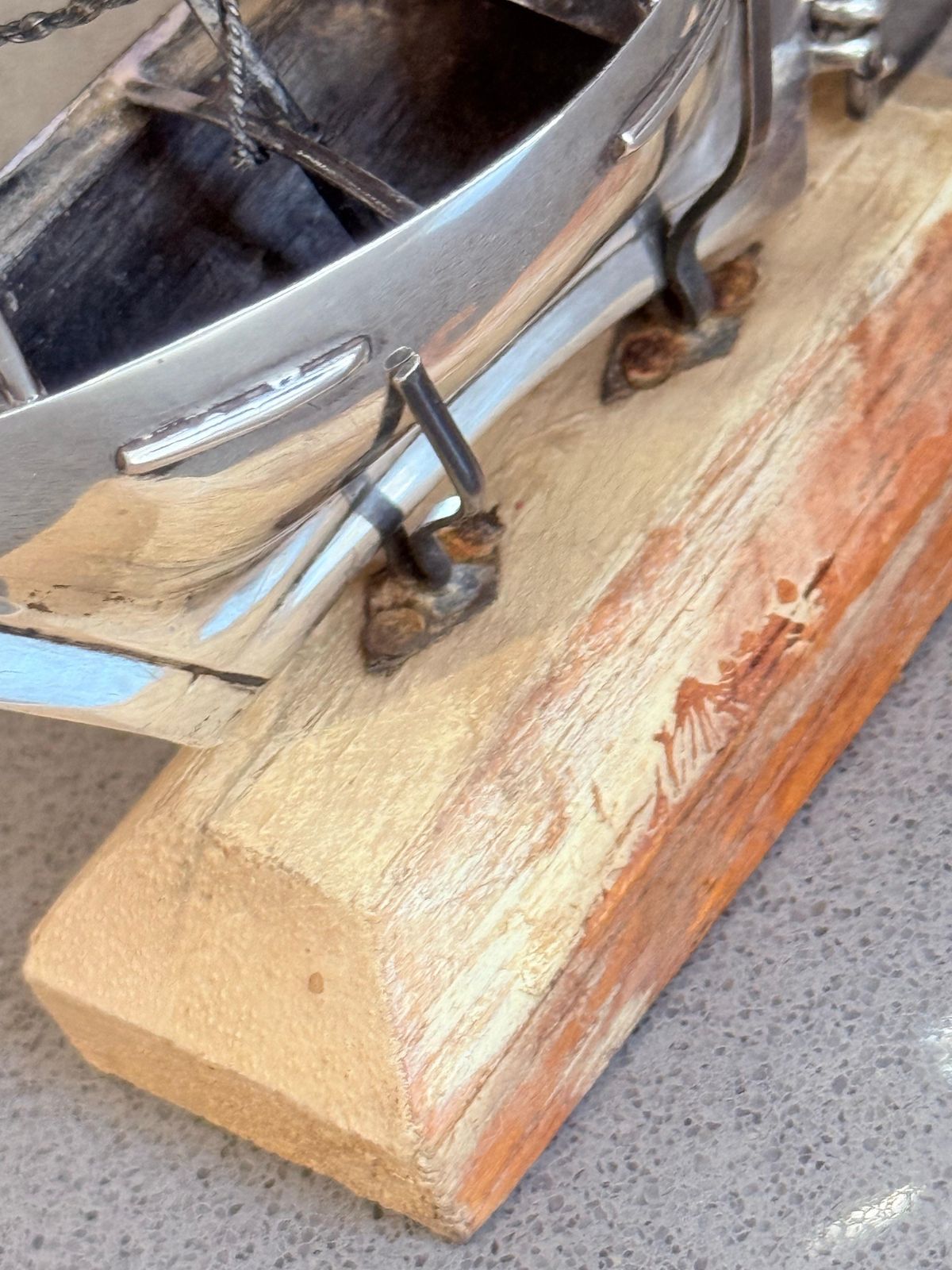 photo furniture Sculpture vintage de voilier argenté sur socle en bois, décoration nautique
