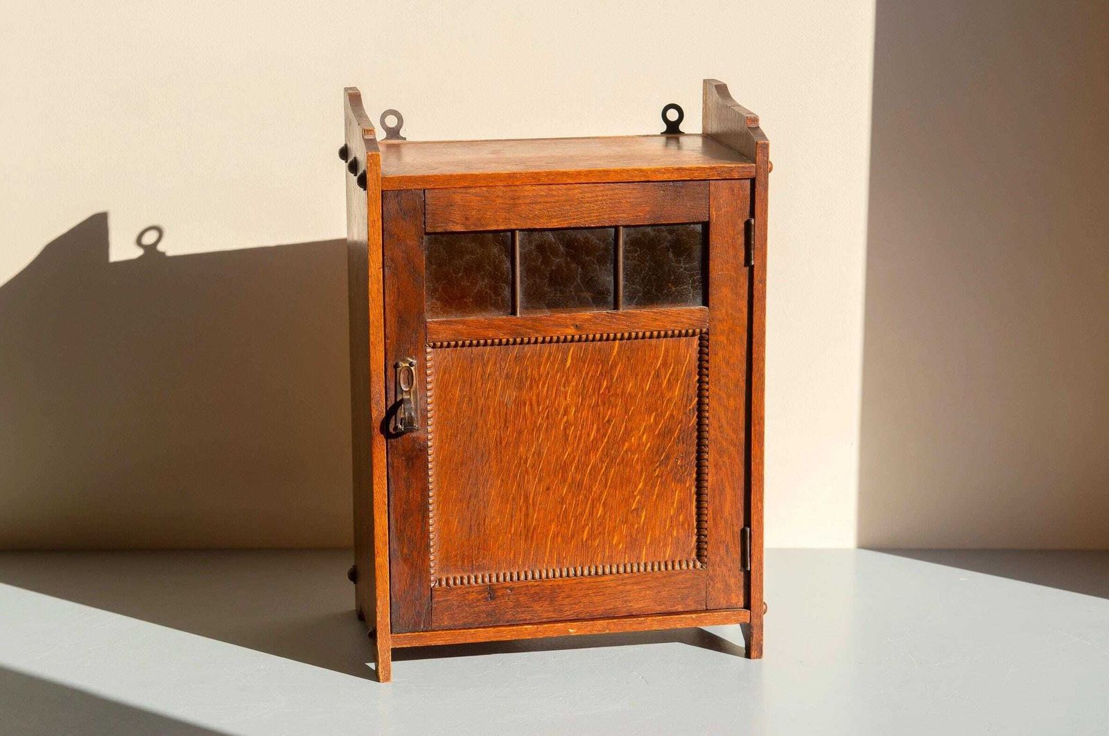 Antiek Nederlands art deco eiken wandkastje – Geometrische medicijnkast met glazen panelen, jaren 1920
