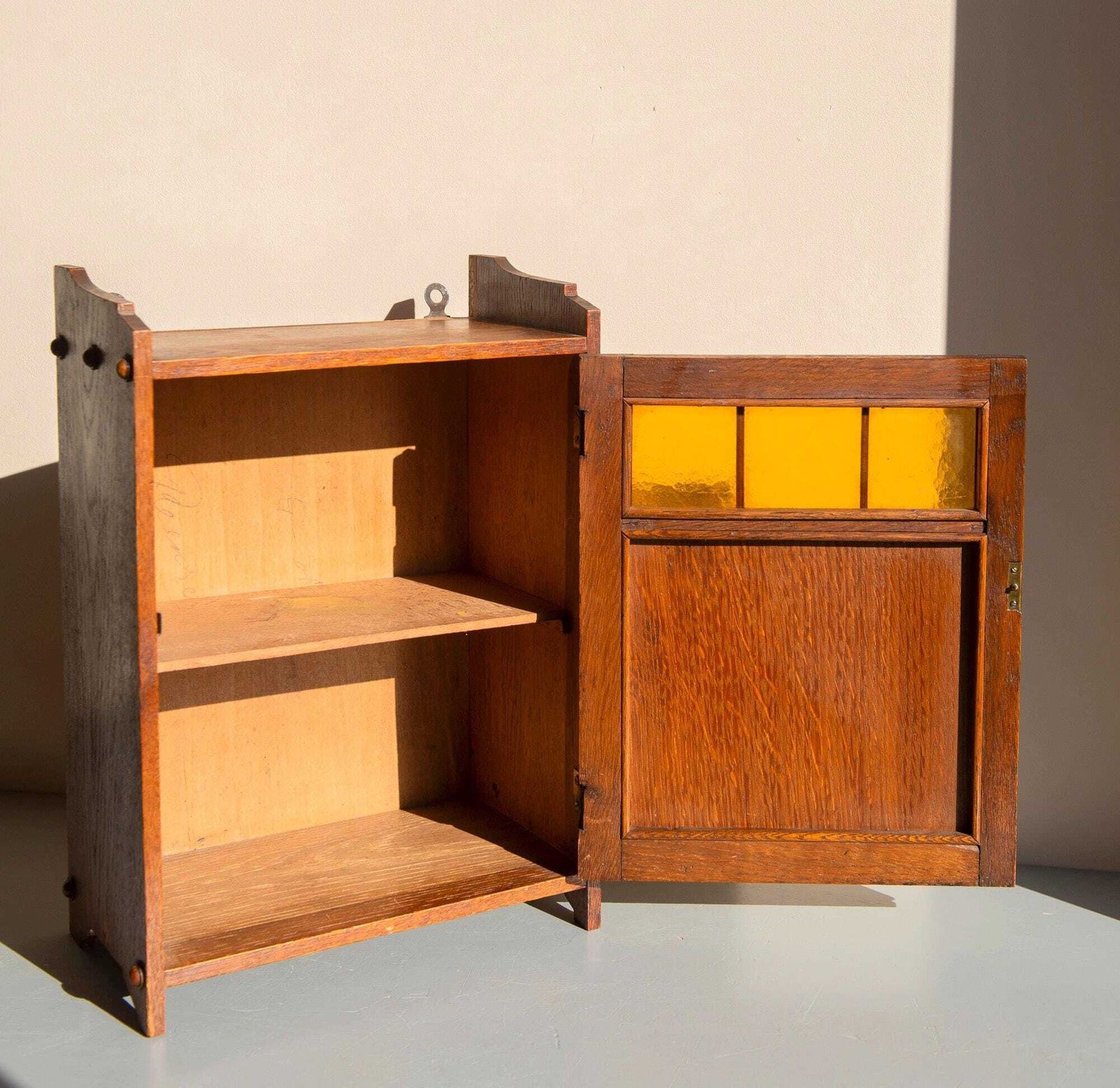 Antiek Nederlands art deco eiken wandkastje – Geometrische medicijnkast met glazen panelen, jaren 1920 photo Meubels