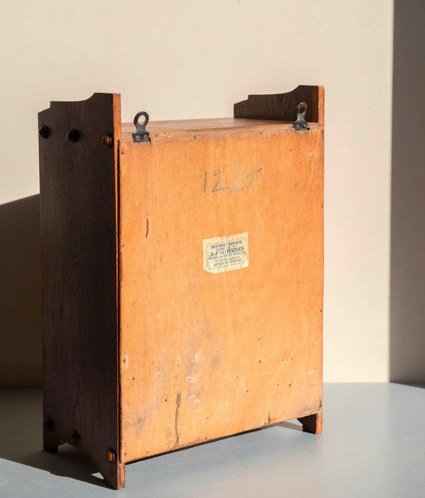 Antiek Nederlands art deco eiken wandkastje – Geometrische medicijnkast met glazen panelen, jaren 1920 photo vinterior