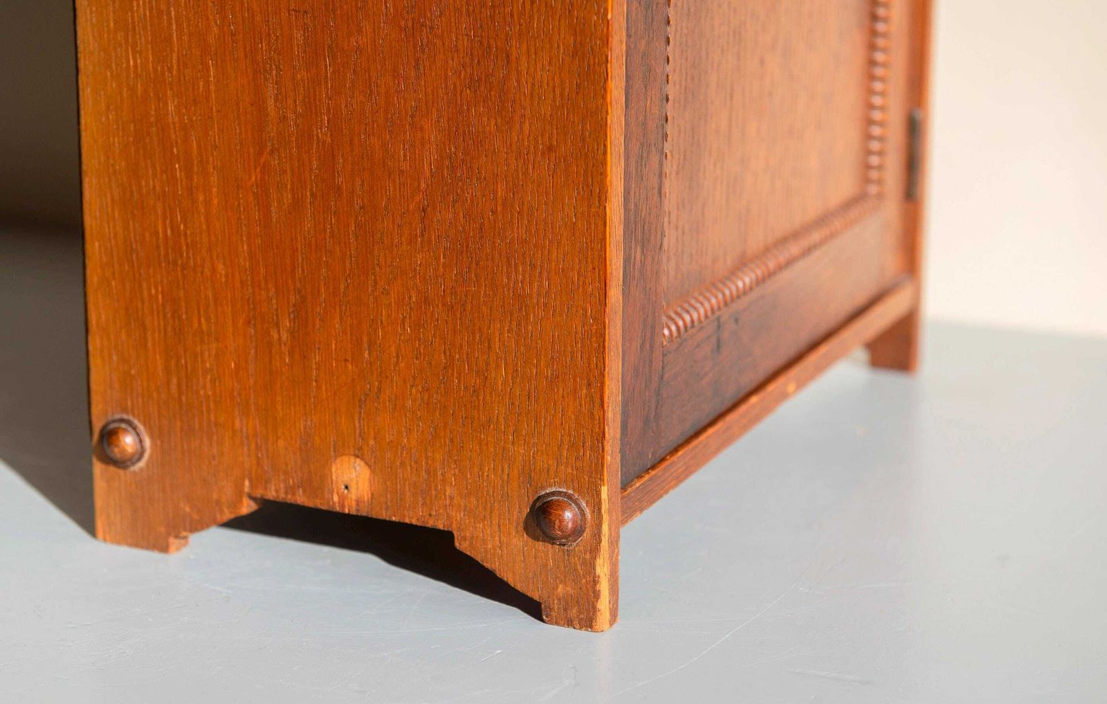 photo vintage Antique Dutch Art Deco Oak Wall Cabinet – Geometric Medicine Chest With Glass Panels, 1920s Design