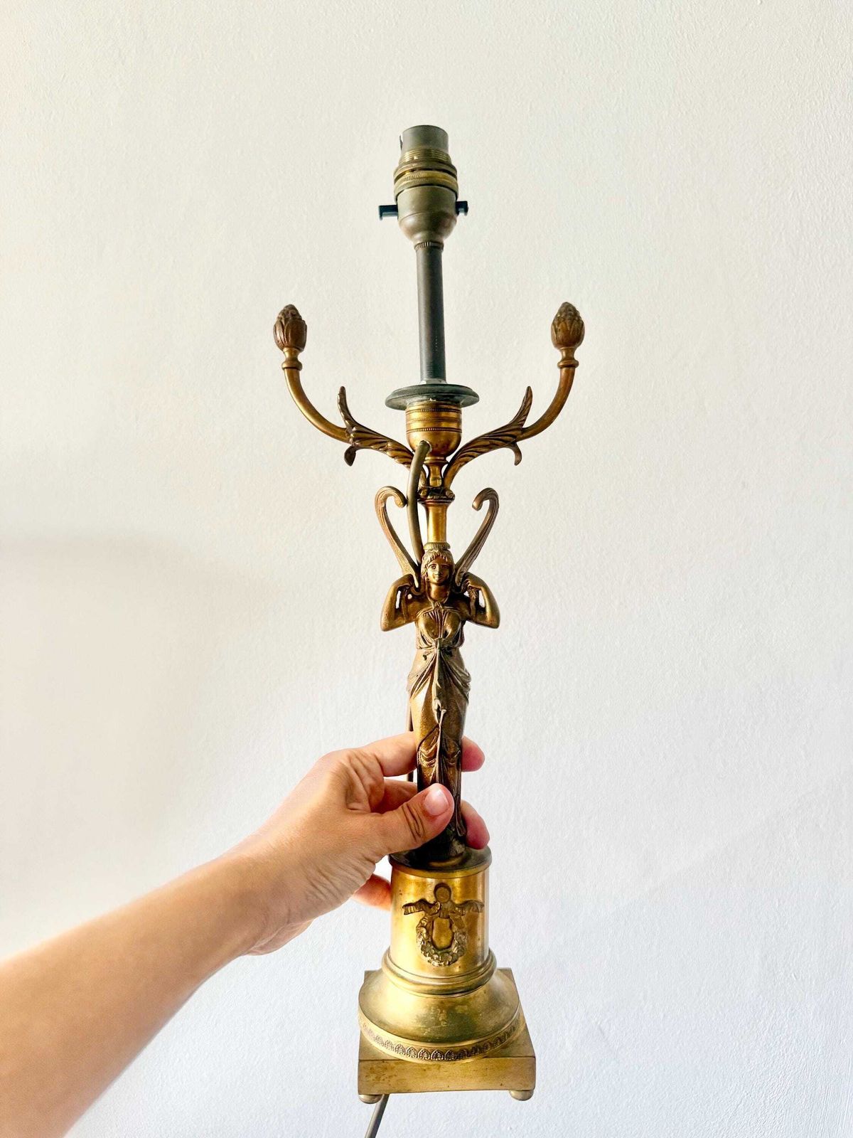 photo furniture Antique Gilded Bronze Egyptian Style "Retour D'égypte" Napoléonic Regency Lamp Foot Decorative Table Top Desk Winged Goddess Working Order