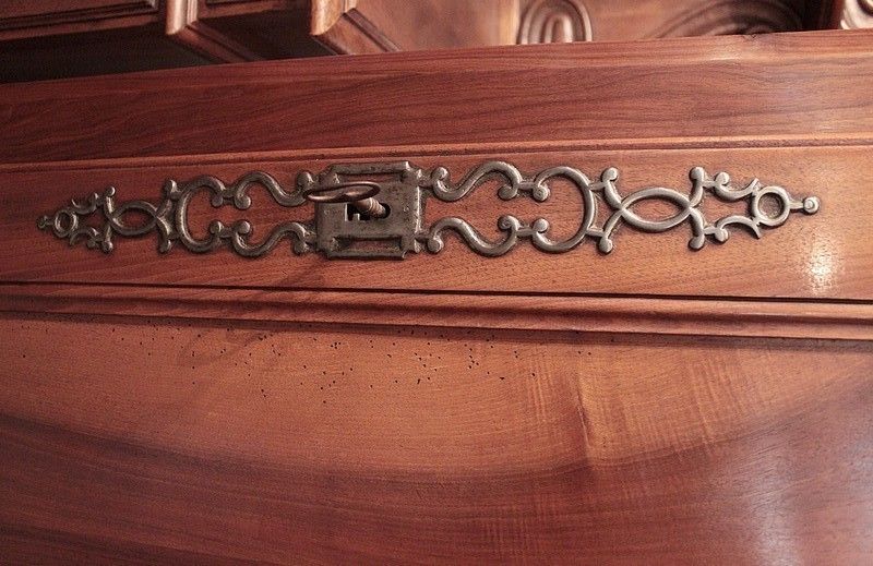 photo furniture Louis XV Bonnet In Walnut Nineteenth