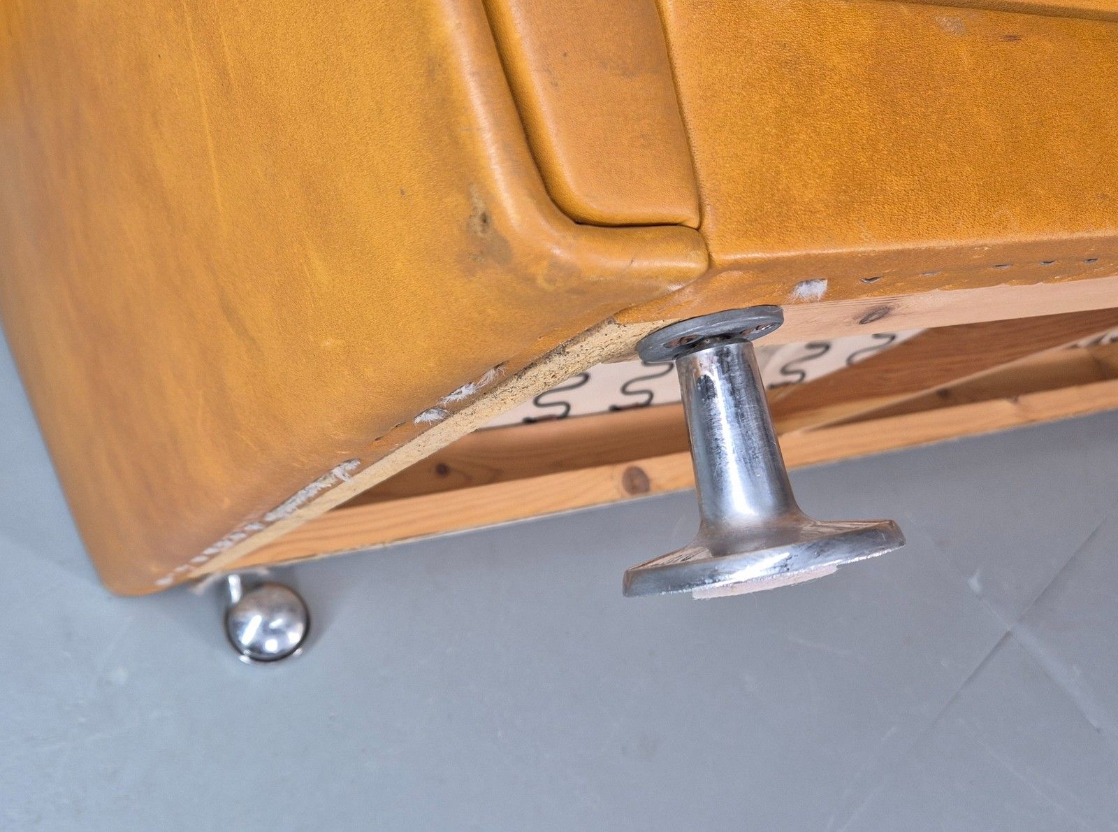 photo furniture Vintage 3 Seater Mid Century Sofa Tan Leather 1970s Retro Chrome Feet  Eb11773