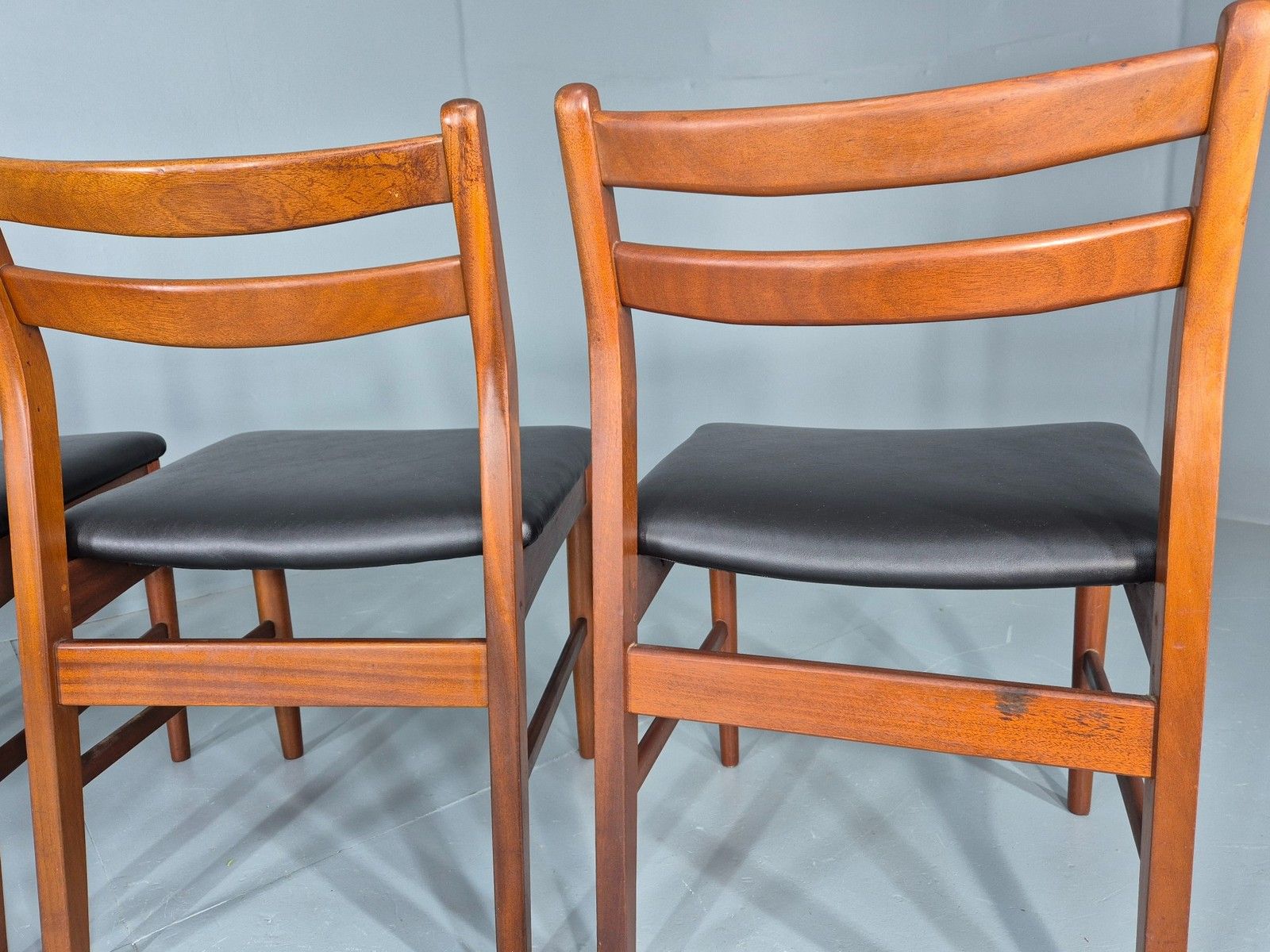 photo vinterior 4 Vintage Jentique Dining Chairs Teak Frames Black Vinyl 60s Retro Mcm Eb1195