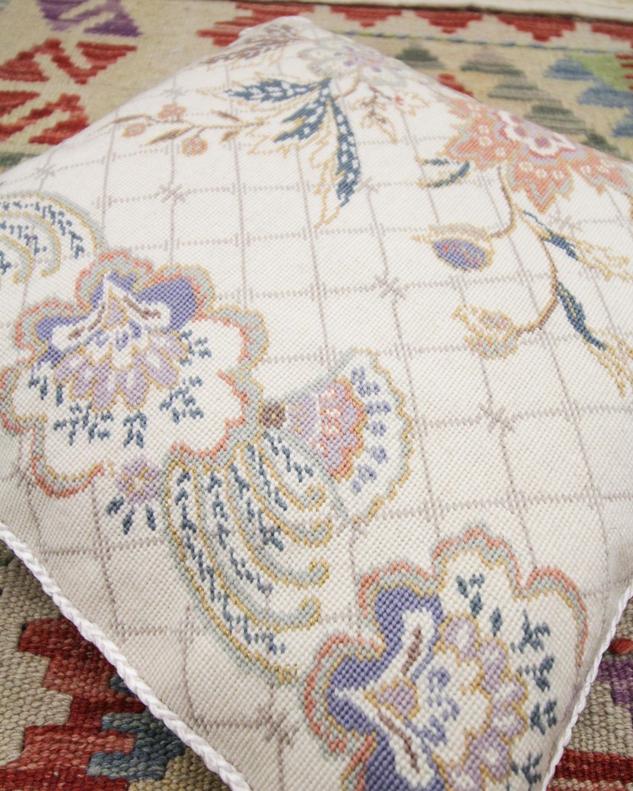 Kussenhoes met bloemmotief, handgeknoopt, needlepoint photo furniture
