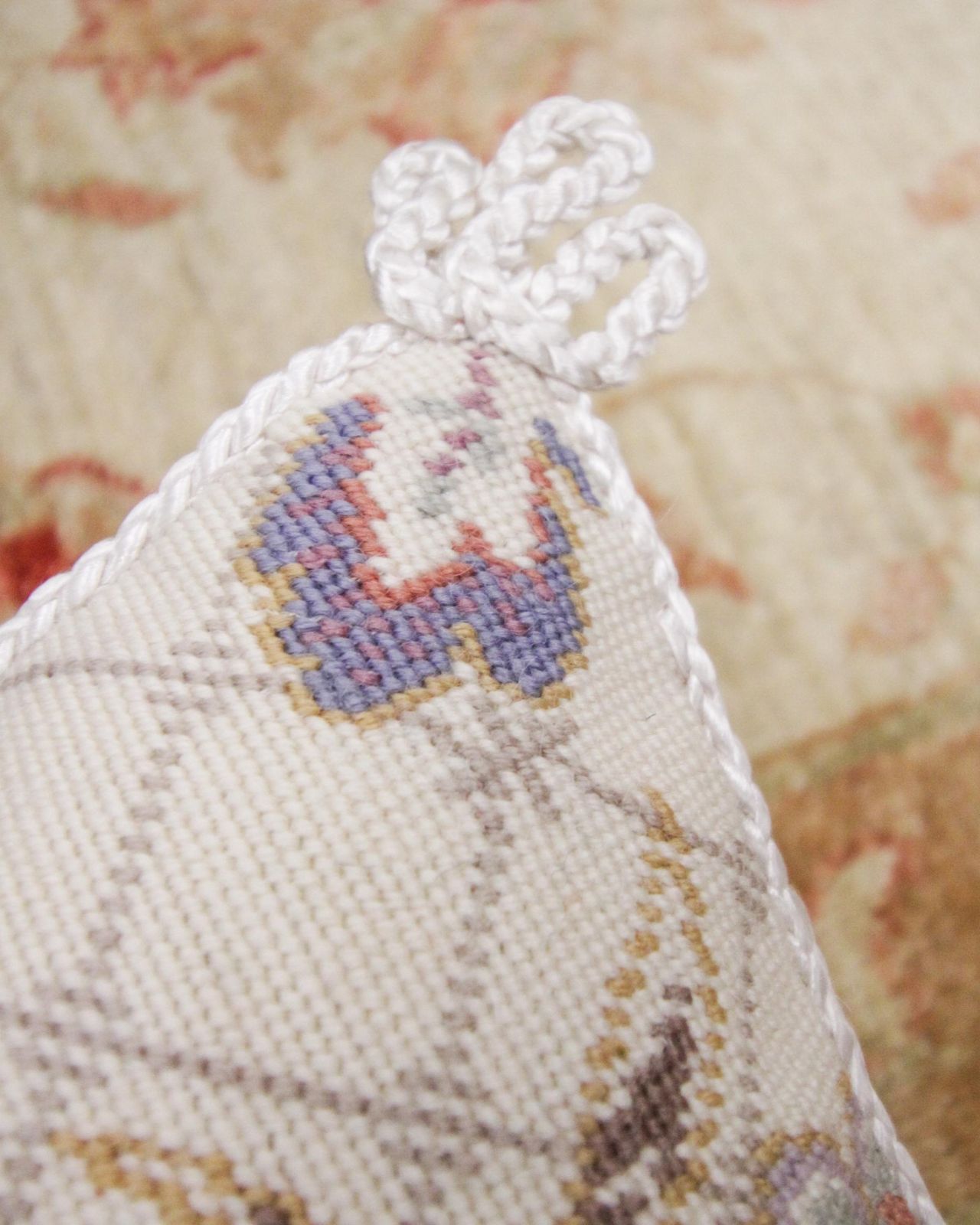 Kussenhoes met bloemmotief, handgeknoopt, needlepoint photo buy