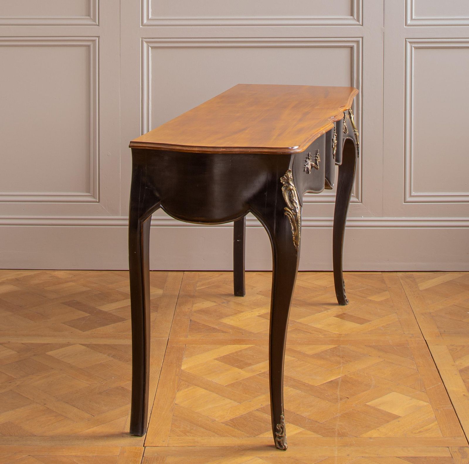 A French Louis XV Style Console With Black Lacquer & Walnut Finish By La Maison photo vinterior